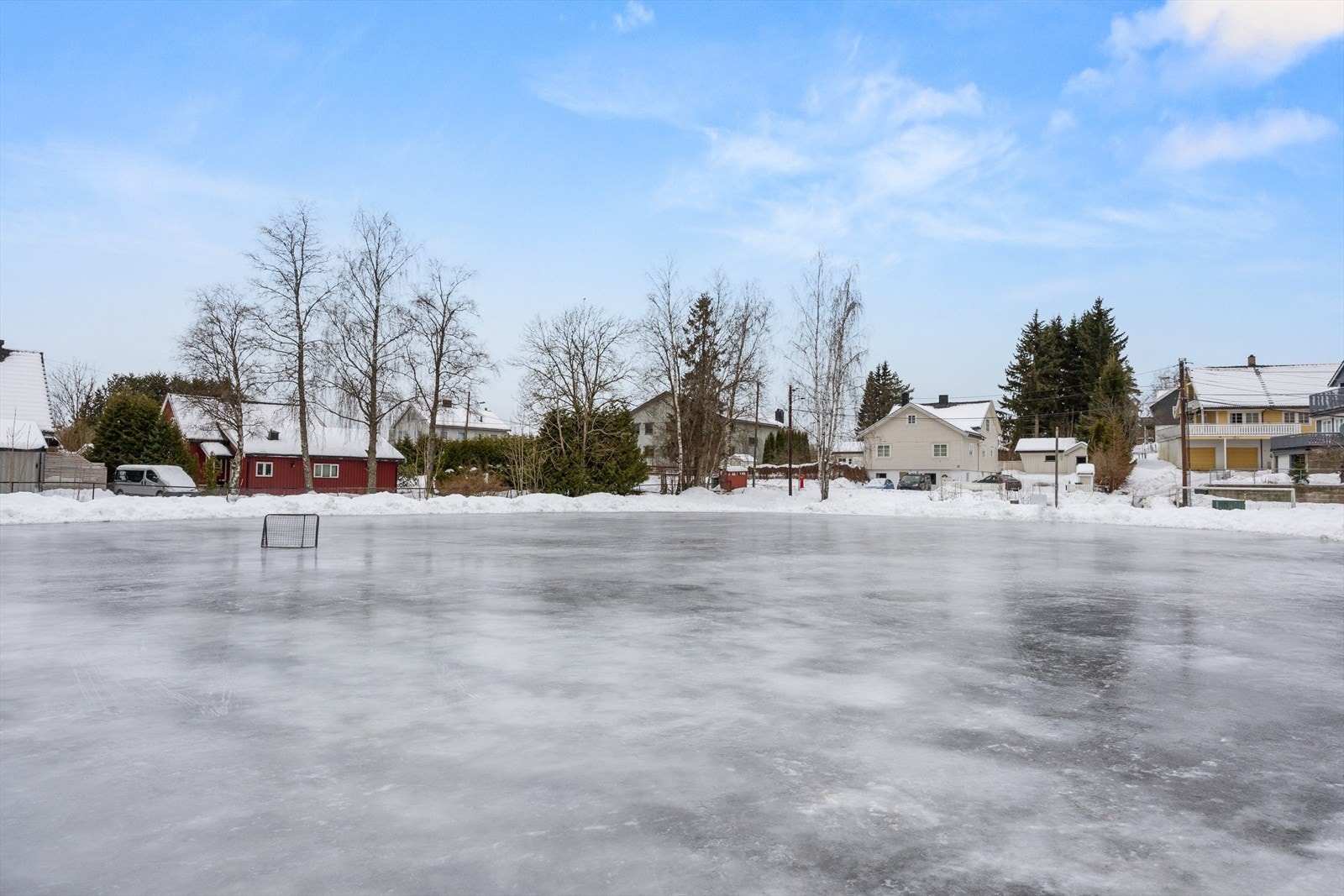 Beliggenheten er meget sentral, samtidig som det er nærhet til vakre turområder i Rælingsåsen. Galleribilde