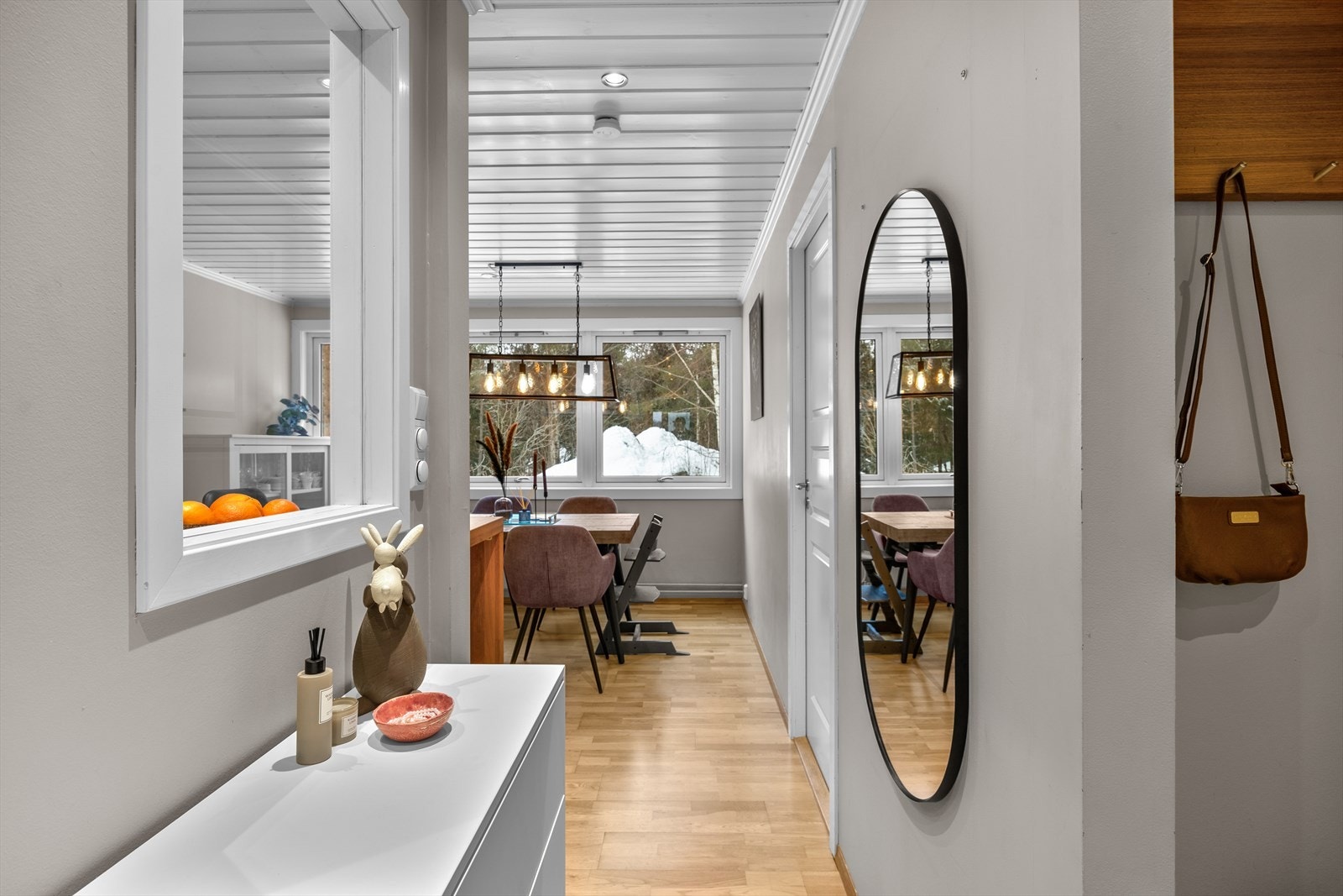 Her er det dørcallinganlegg fra 2007, plass til knaggrekke og skoskap/kommode. Leiligheten har utstrakt bruk av downlightsbelysning og parkettgulv i alle oppholdsrom. Galleribilde