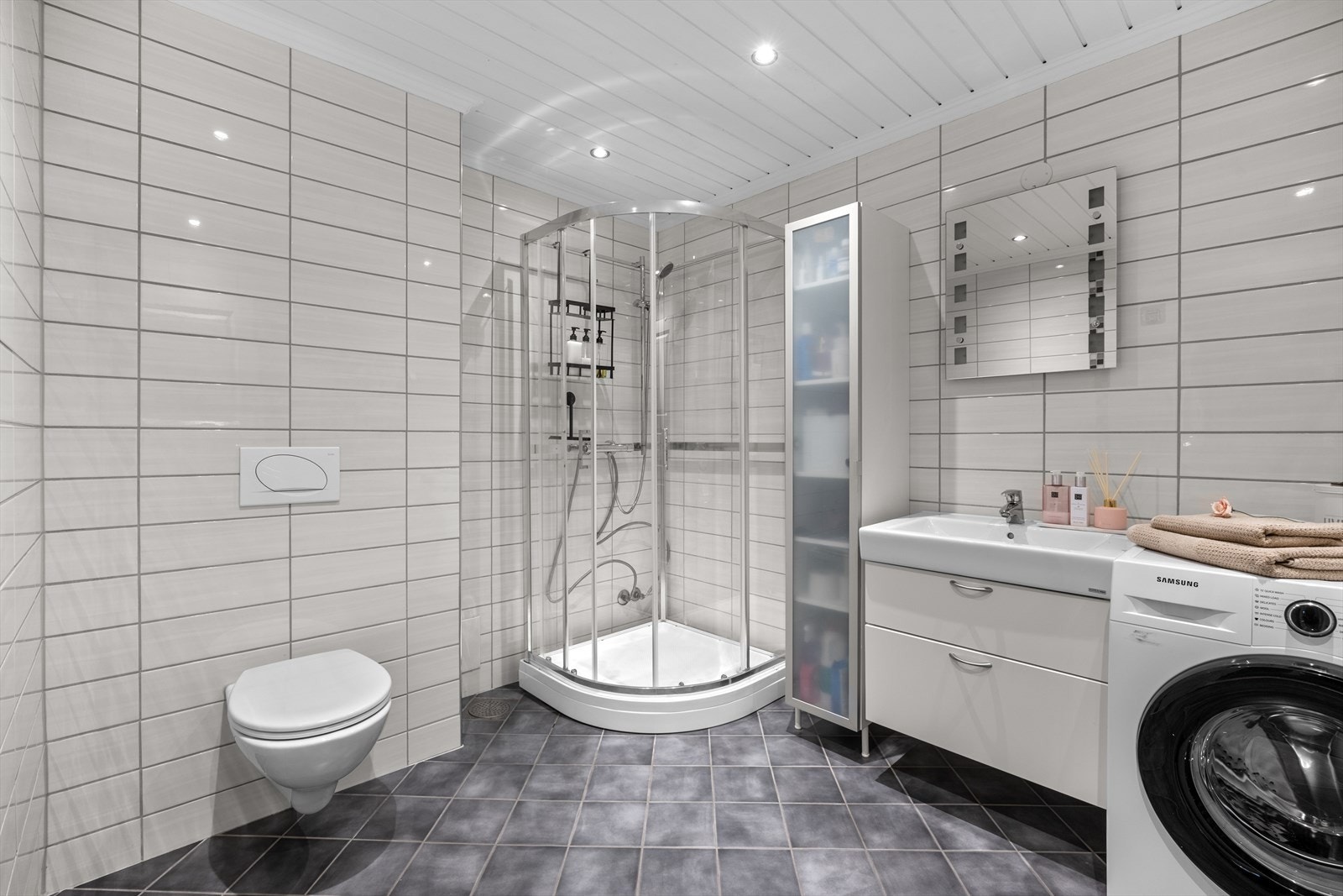 Flislagt baderom med elektriske varmekabler i gulv. Det er opplyst i tidligere salgsoppgave at badet er pusset opp i 2005/06. Galleribilde