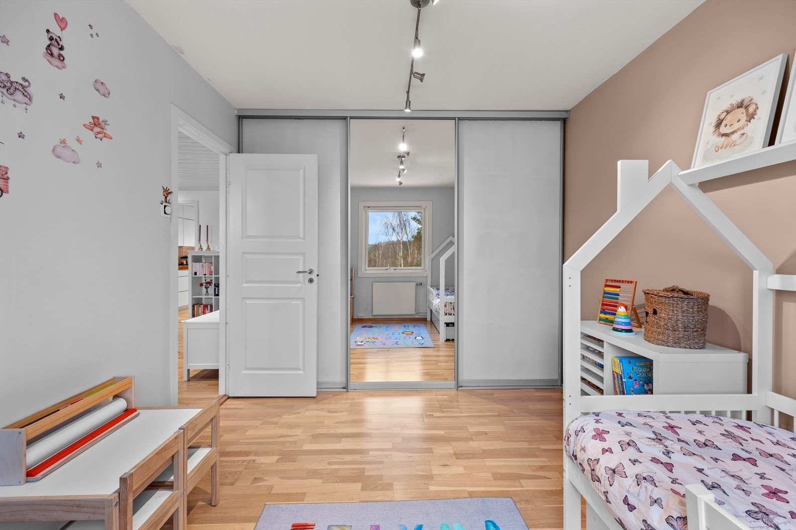 På det ene soverommet er det en skyvedørsgarderobe. Galleribilde