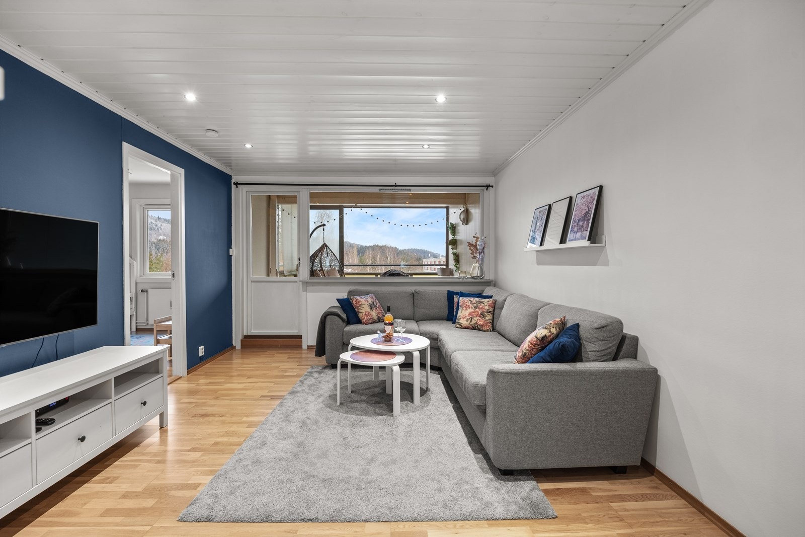 Stilfull og romslig stue malt i harmoniske fargetoner og store vindusflater som slipper inn mye naturlig lys. Her kan du enkelt møblere med en avslappende sofakrok, salongbord og mediemøblement. Galleribilde