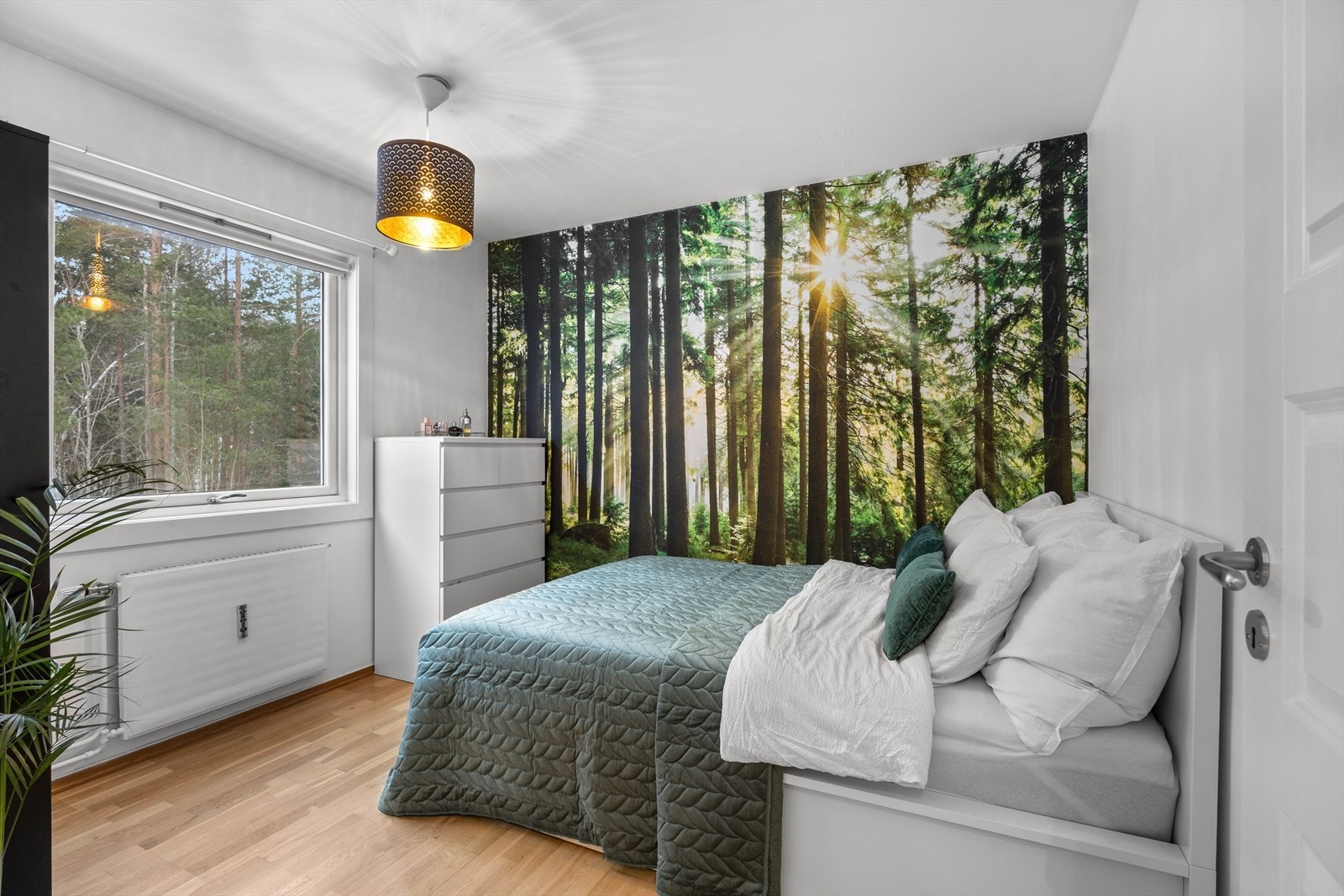 Leiligheten har to gode soverom plassert i hver ende av leiligheten. Begge rommene har god plass til dobbeltseng, garderobeløsning og hjemmekontor. Galleribilde