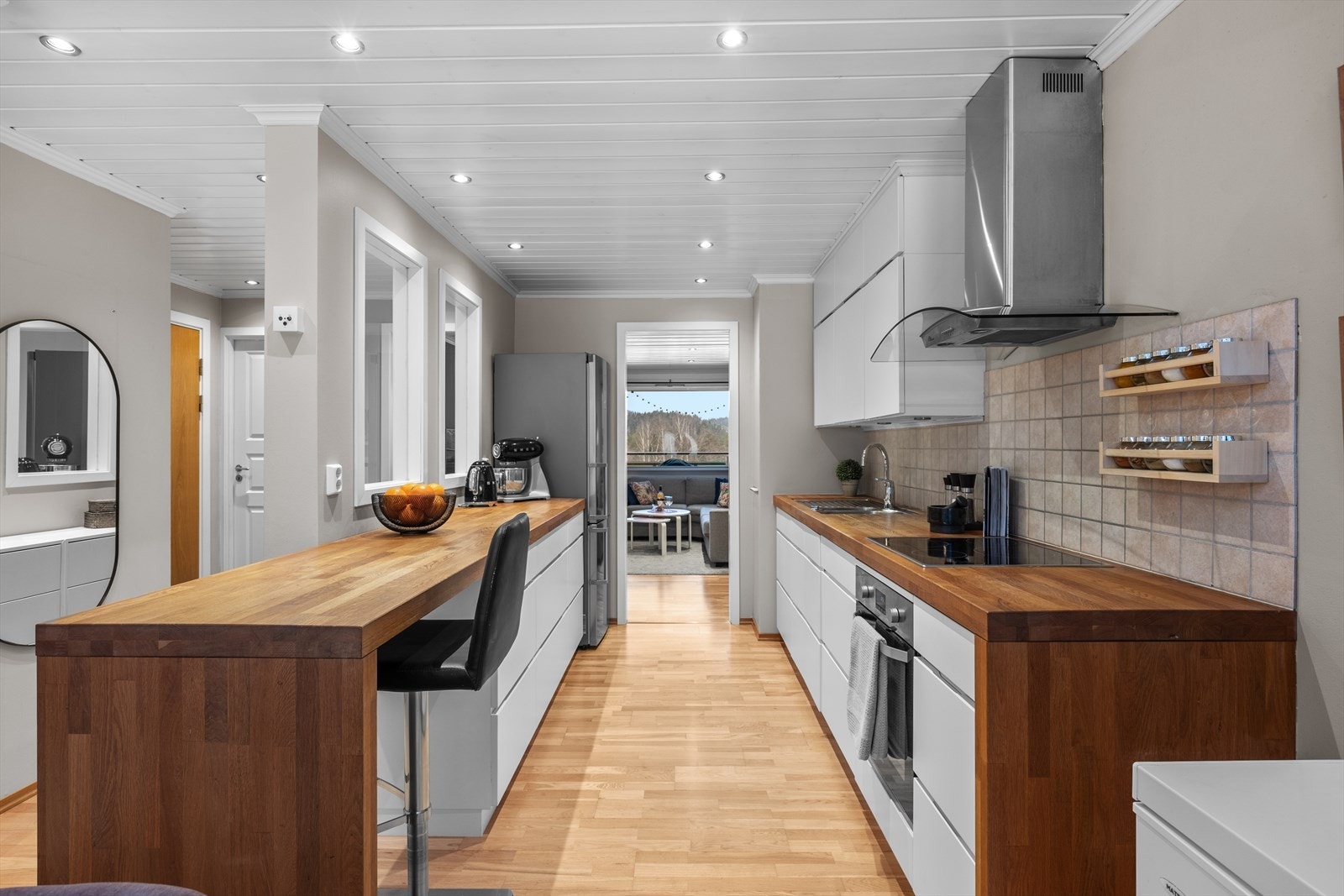 Videre er kjøkkenet utstyrt med nedfelt dobbelt oppvaskkum med 1- greps blandebatteri. Det er montert en integrert oppvaskmaskin, integrert komfyr og nedfelt platetopp samt tilkoblet ventilator med kullfilter over kokeplassen. Galleribilde