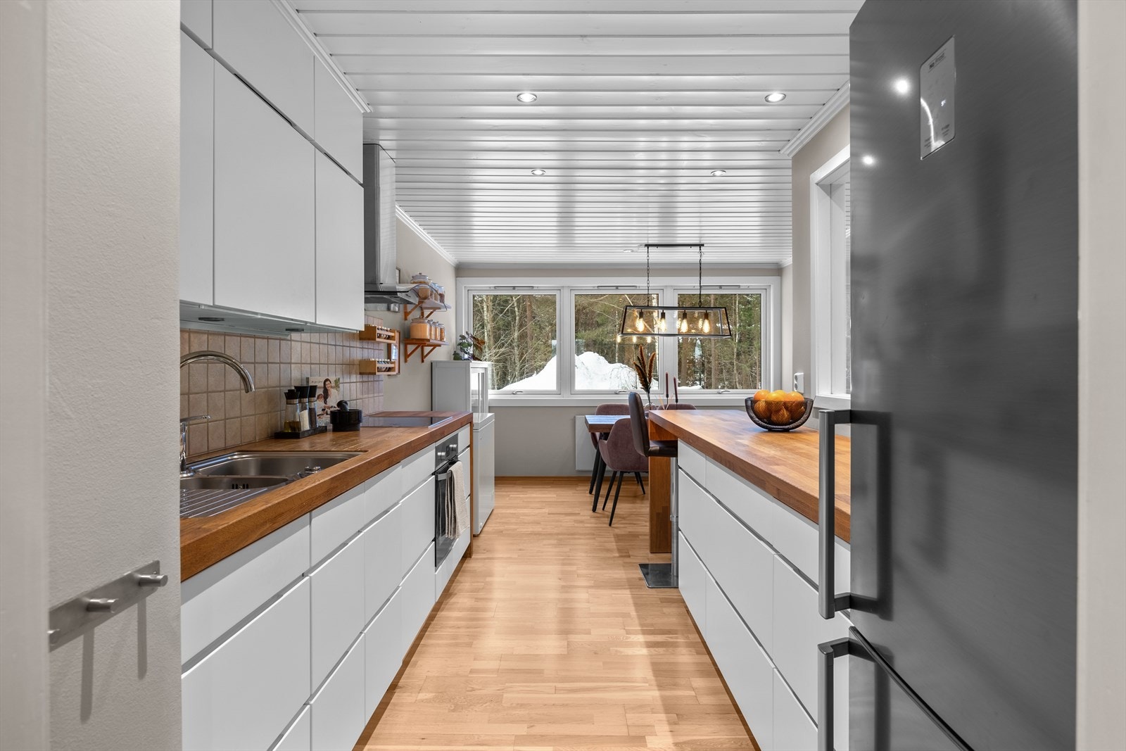 Videre er kjøkkenet utstyrt med nedfelt dobbelt oppvaskkum med 1- greps blandebatteri. Det er montert en integrert oppvaskmaskin, integrert komfyr og nedfelt platetopp samt tilkoblet ventilator med kullfilter over kokeplassen. Galleribilde