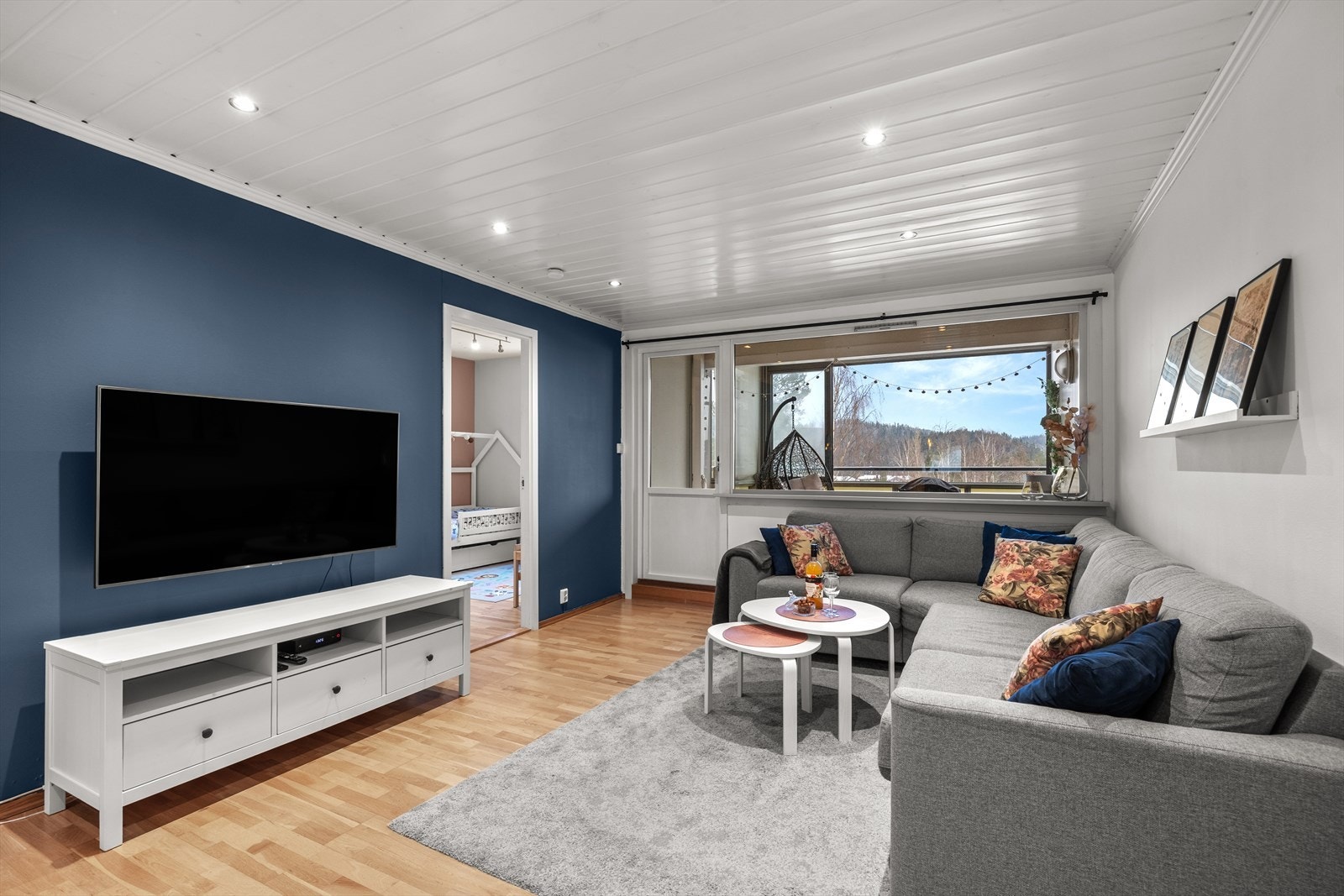 Irfan Raja v/ Aktiv Eiendomsmegling har gleden av å presentere Tiurveien 3E! En pen og praktisk 3-roms i byggets 2.etasje. Galleribilde