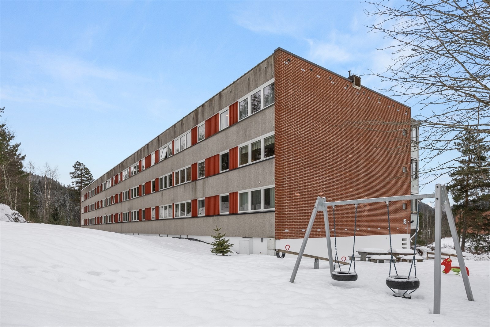 Tiurvegen 3E har en attraktiv beliggenhet i et usjenert og rolig område på Løvenstad i Rælingen. Galleribilde