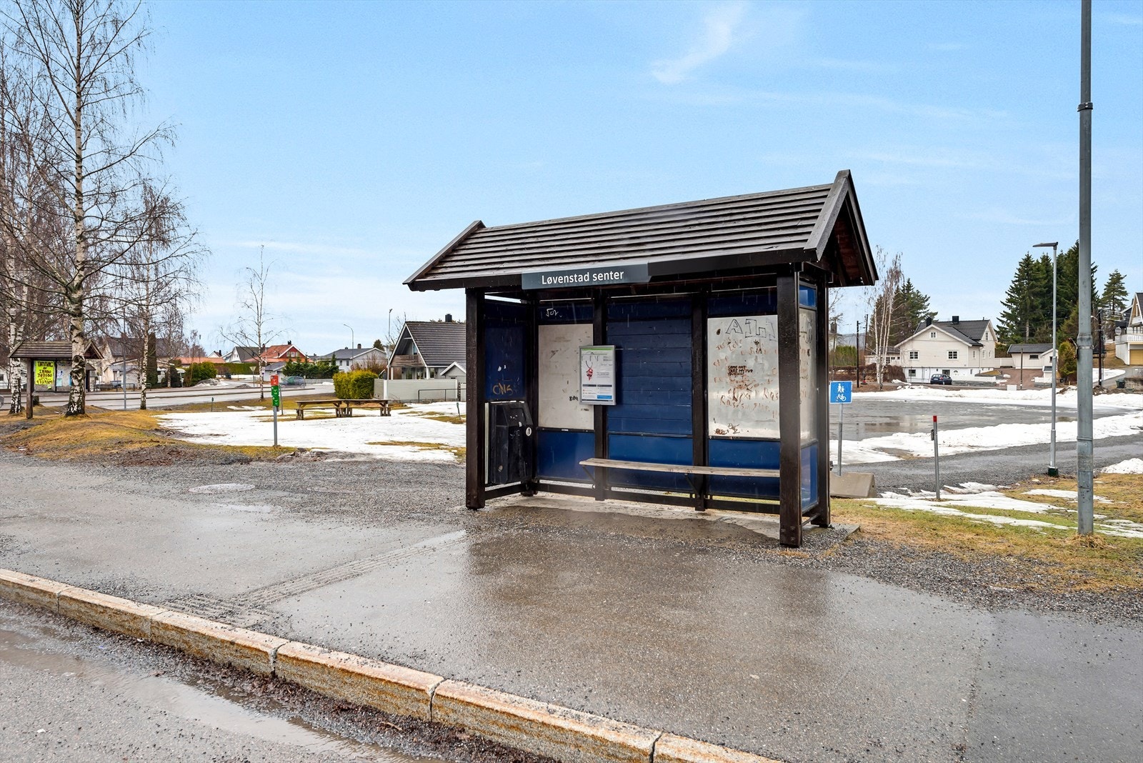 Det er god bussforbindelse til bl.a Lillestrøm og Strømmen, og det går direktebusser til Oslo sentrum ca. hvert 10 minutt morgen og ettermiddag, med reisetid på ca. 30 minutter. Galleribilde