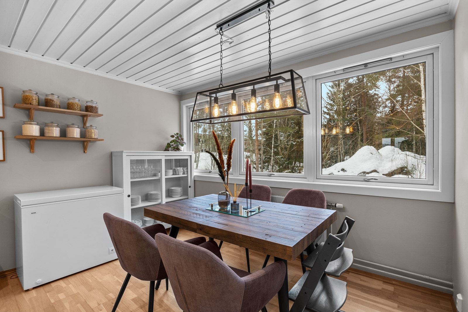 Det er god plass til spisebord ved kjøkkenet. Galleribilde