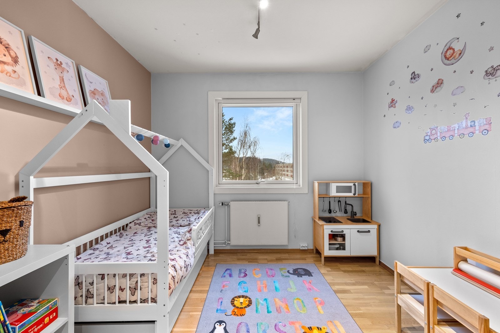 Leiligheten har to gode soverom plassert i hver ende av leiligheten. Begge rommene har god plass til dobbeltseng, garderobeløsning og hjemmekontor. Galleribilde