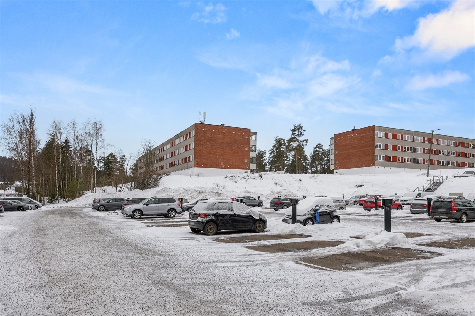 Følger med parkeringsplass med motorvarmer/opplegg til ladesystem. Galleribilde