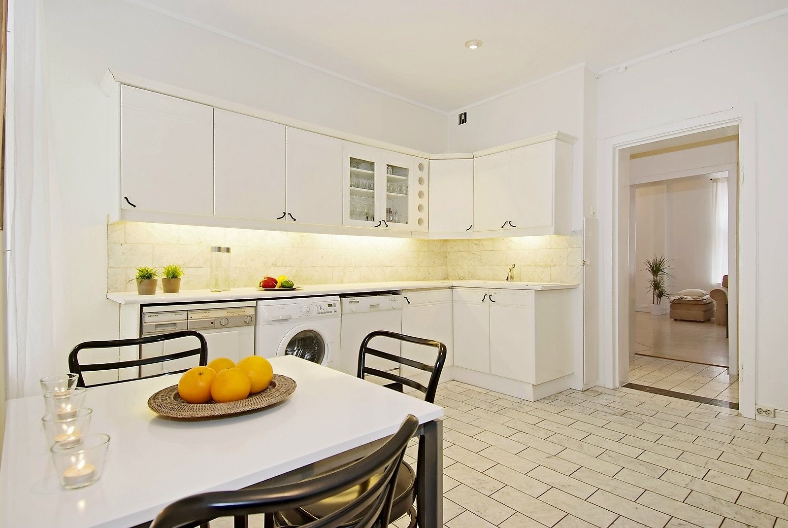 Romslig kjøkken med god skap- og benkplass Galleribilde