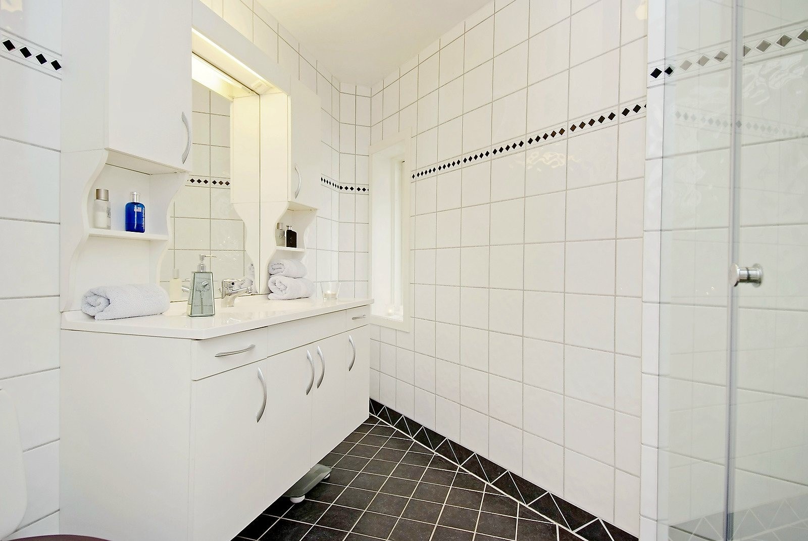 Flislagt bad med god plass Galleribilde