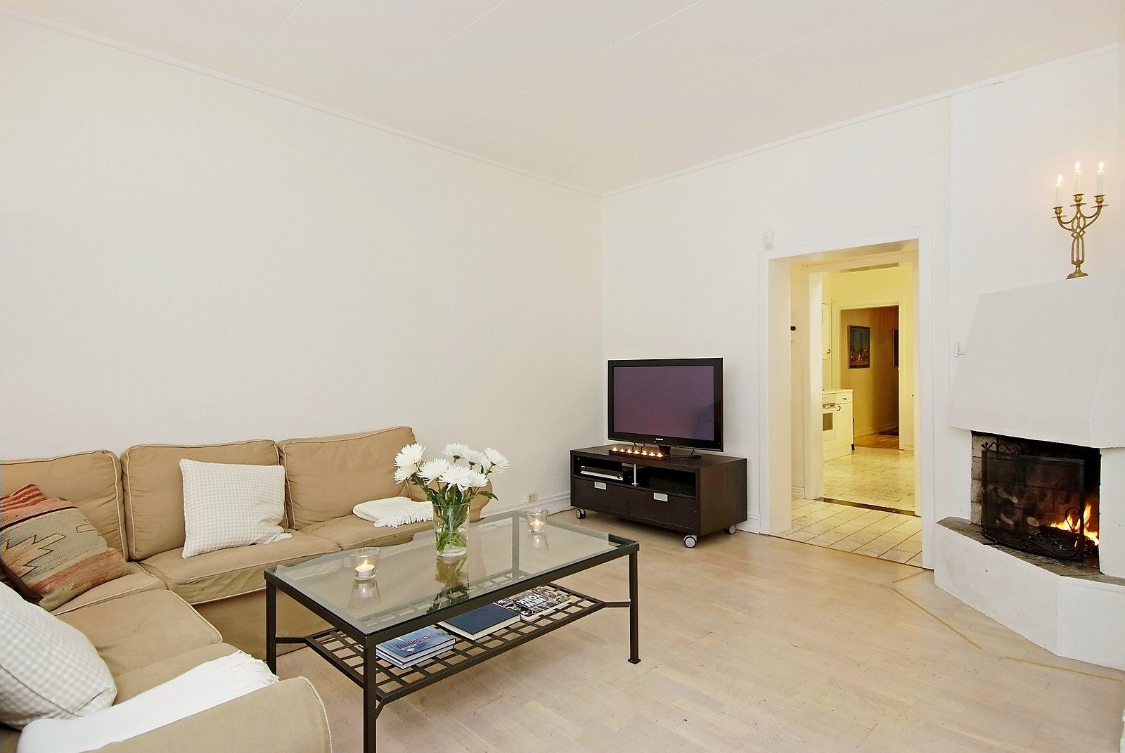 Romslig stue med god plass Galleribilde