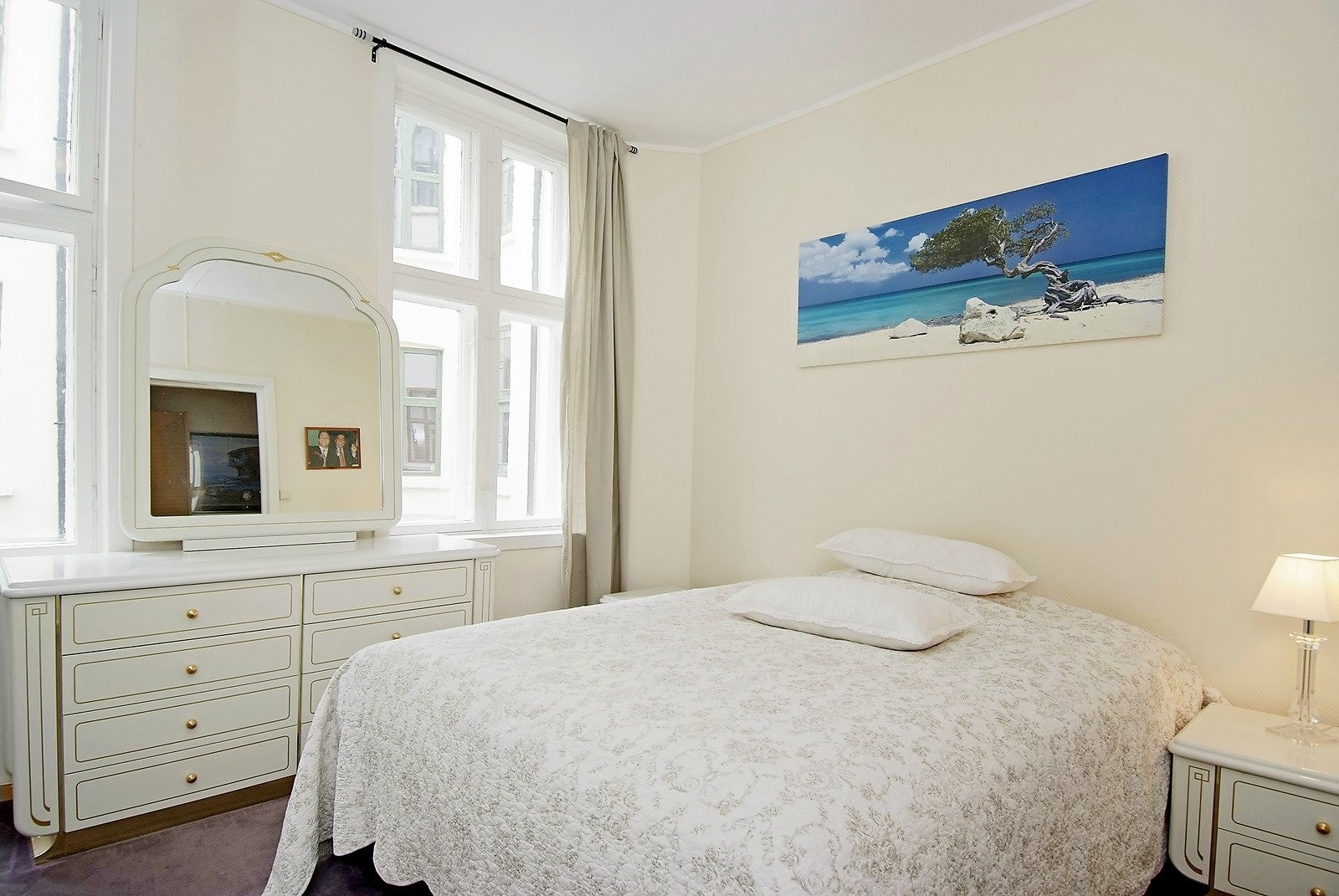 Lyst og romslig soverom med garderobeskap Galleribilde