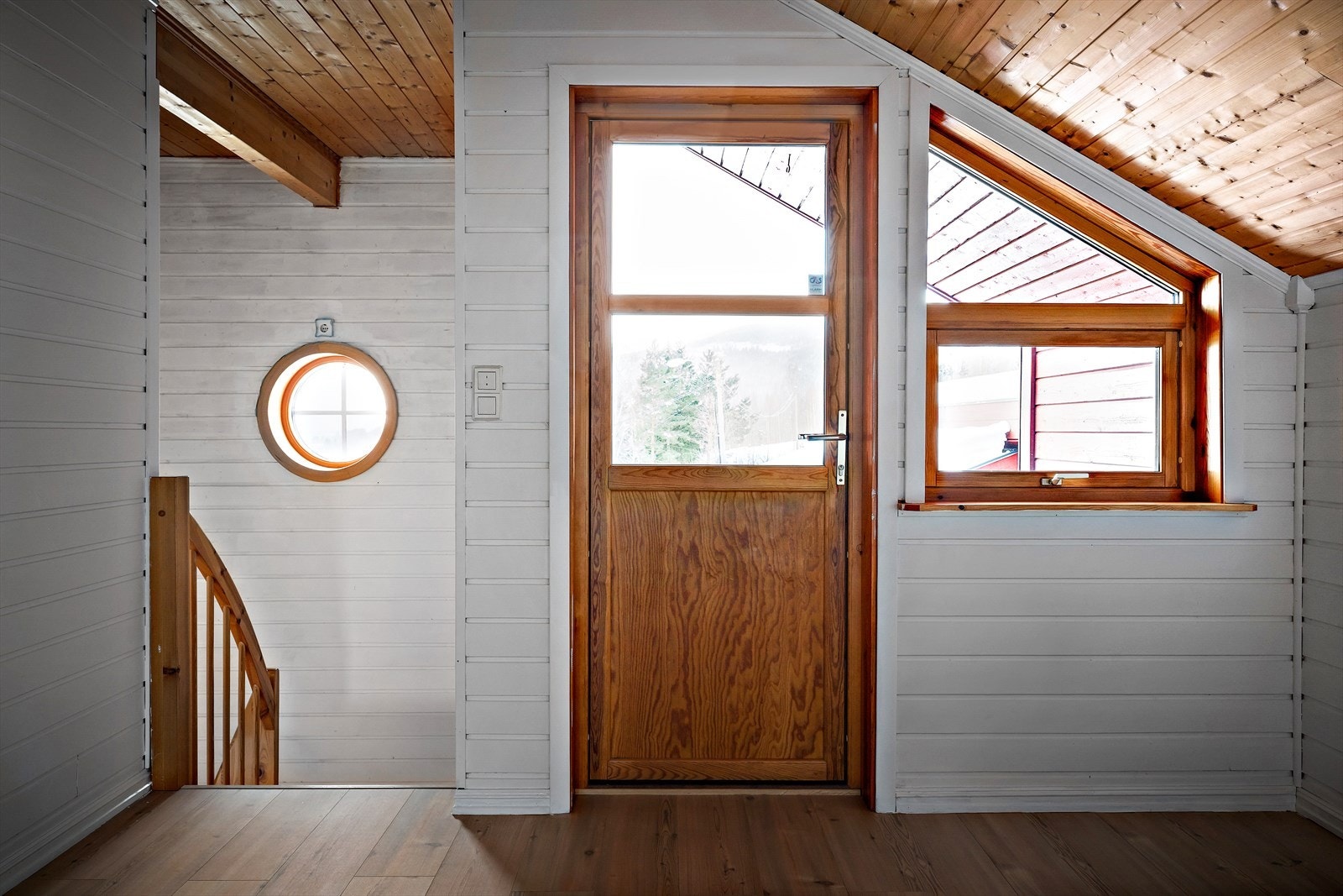 Utgang til veranda fra 2. etasje gir enkel tilgang til uteområdet, med trepanel for et naturlig preg. Galleribilde