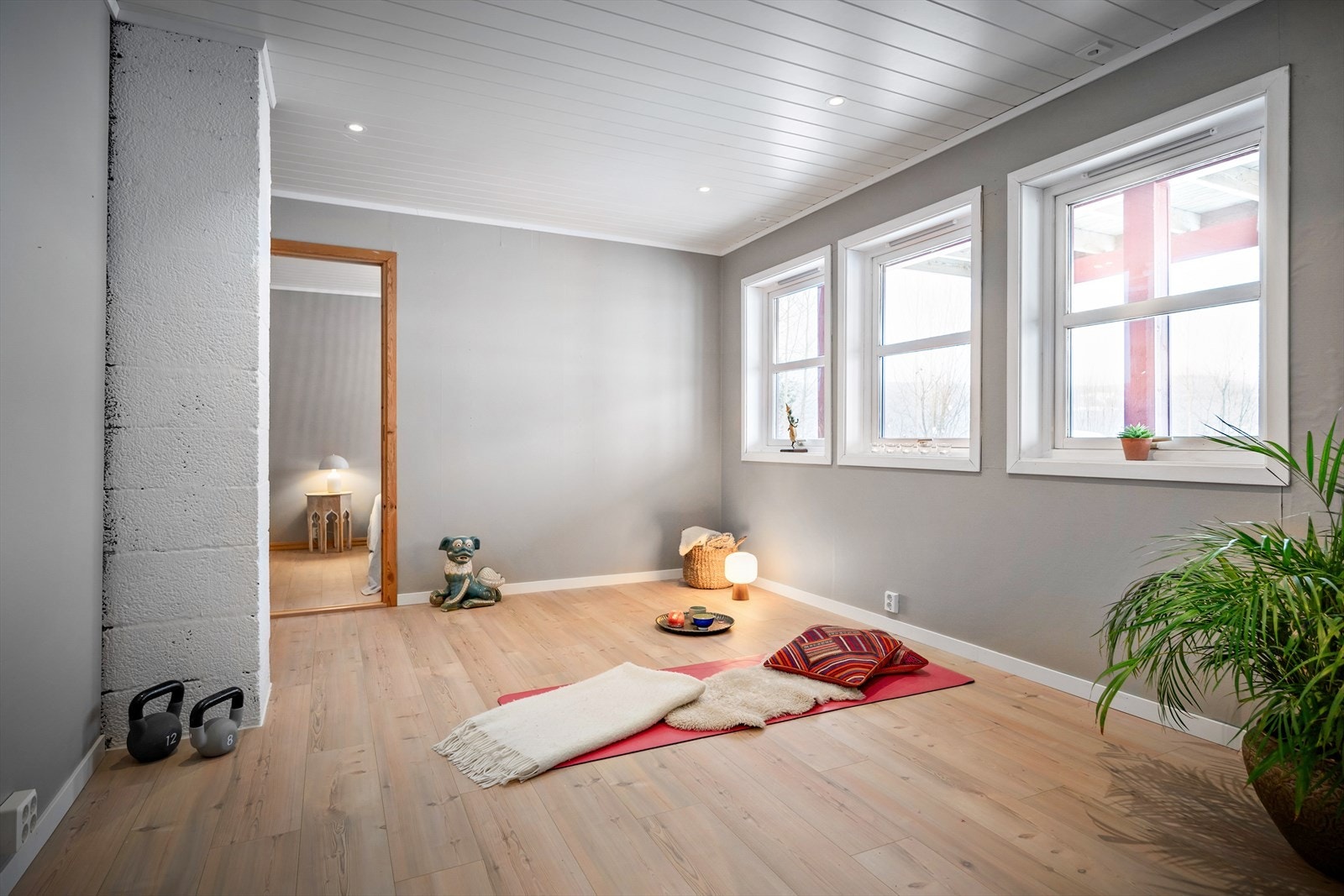 Lys og innbydende stue i kjeller med fleksible møbleringsmuligheter, og direkte forbindelse til soverom. Galleribilde