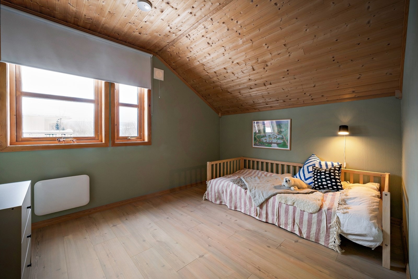 Laminatgulv og panelovner gir behagelig varme i rommet. Galleribilde