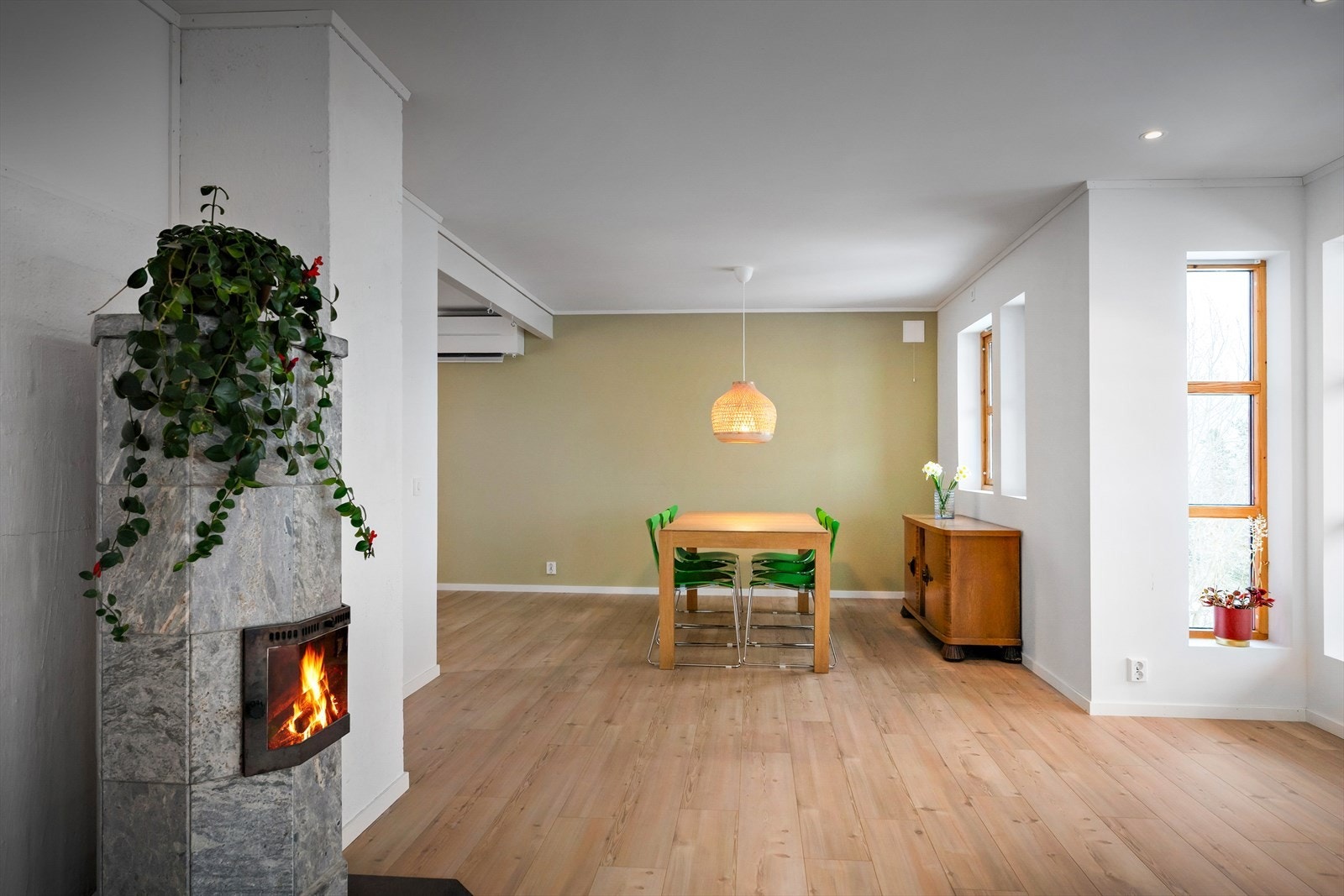 Vedovn i stuen gir jevn varme og skaper et koselig innemiljø. Galleribilde