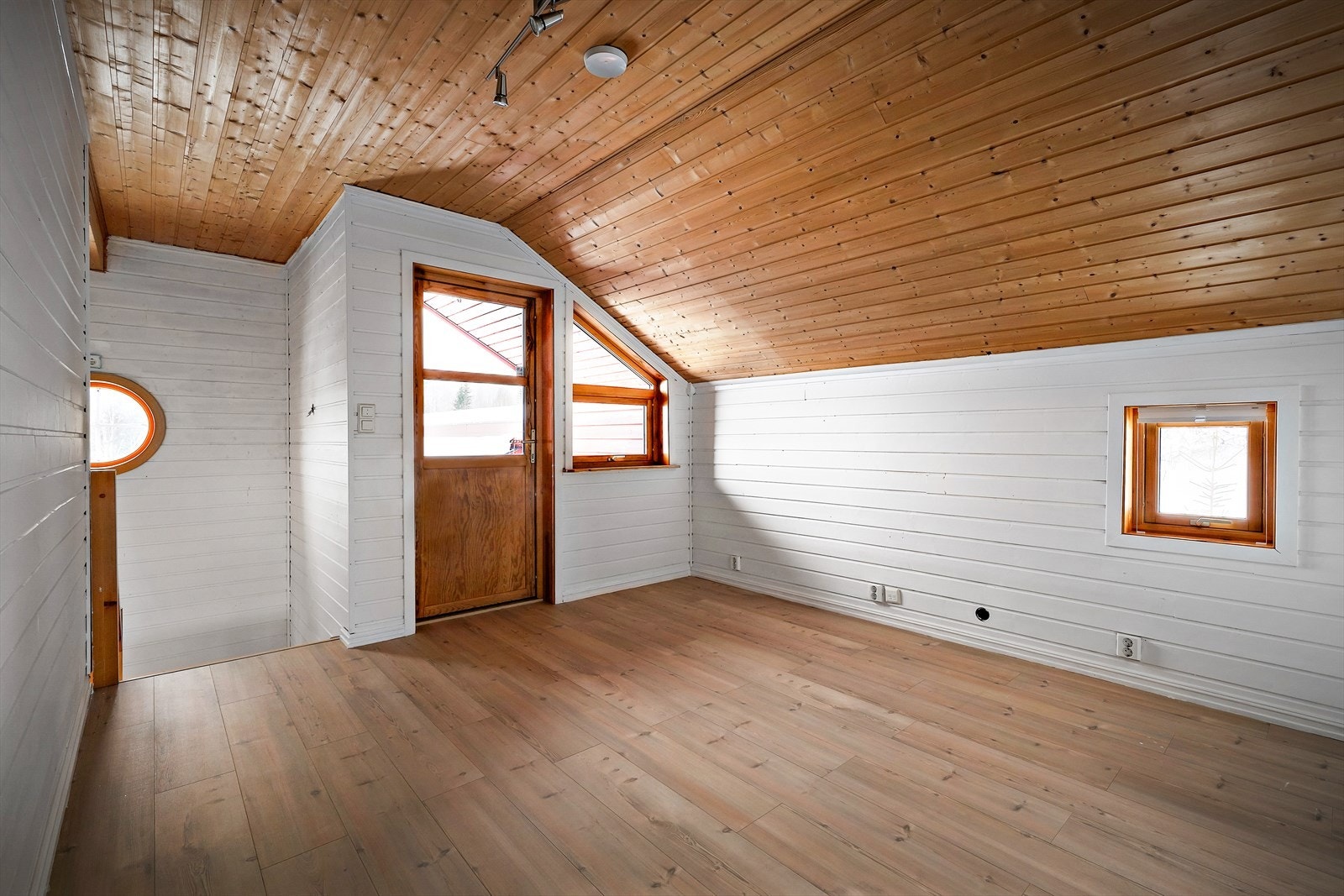 Lys og trivelig loftstue med lun trehimling og god takhøyde. Galleribilde