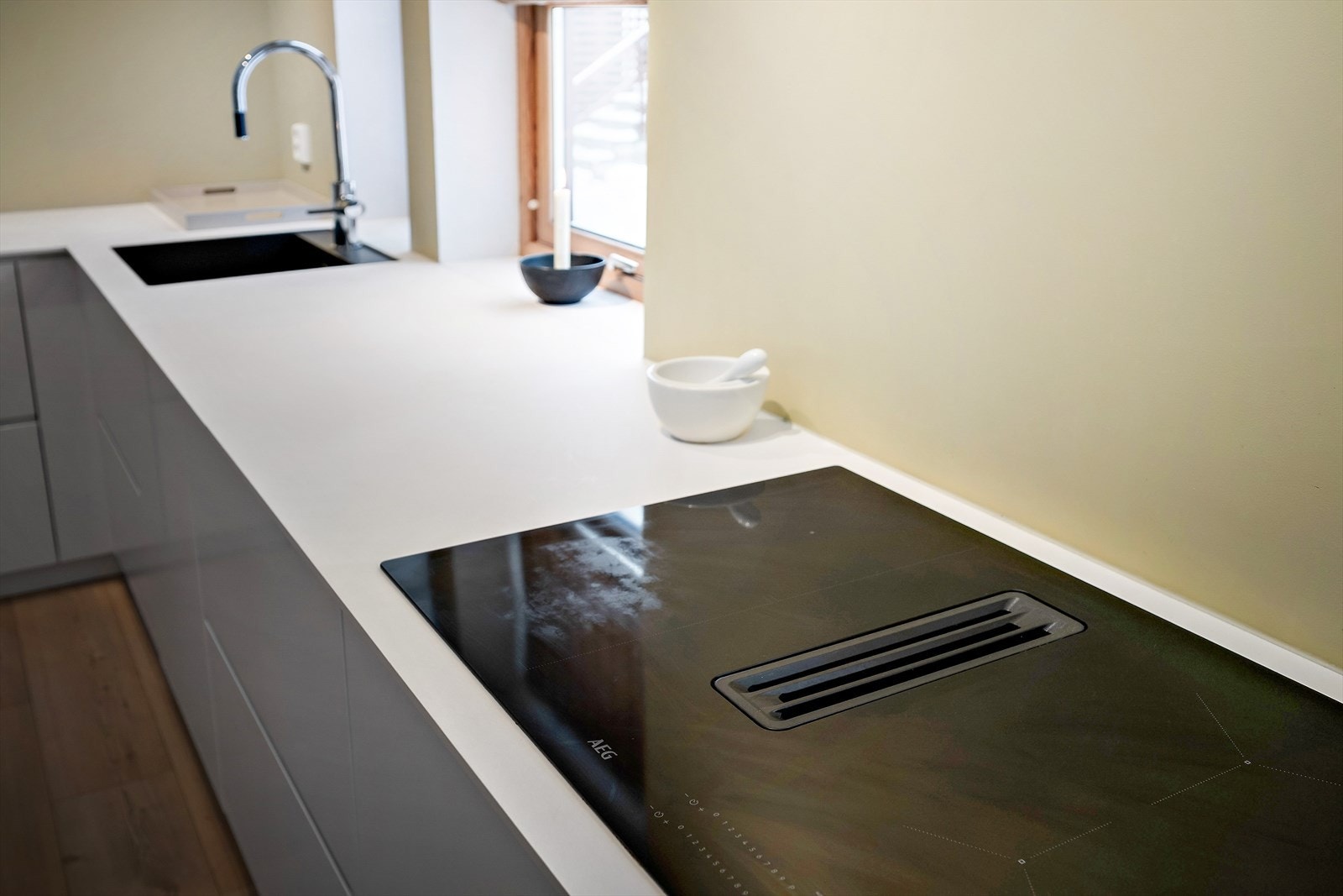 Kokeplate med integrert kullfilter avtrekk sikrer effektiv matlaging uten lukt. Galleribilde