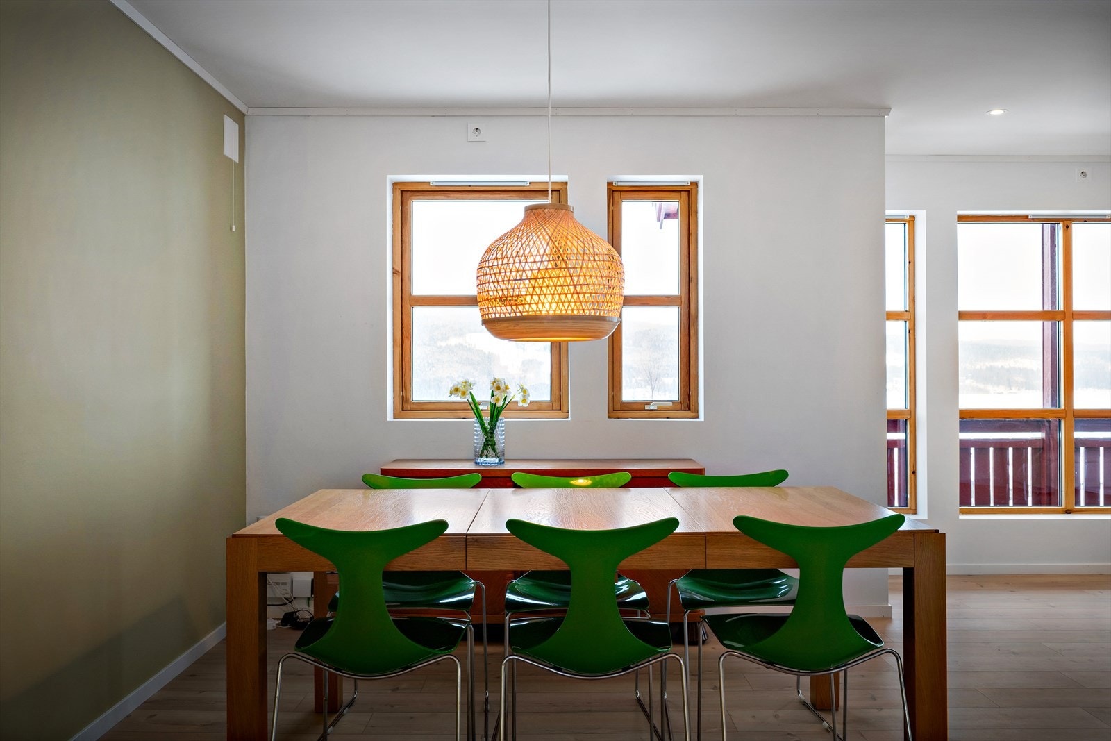 Spiseplassen er naturlig plassert i tilknytning til kjøkkenet. Galleribilde