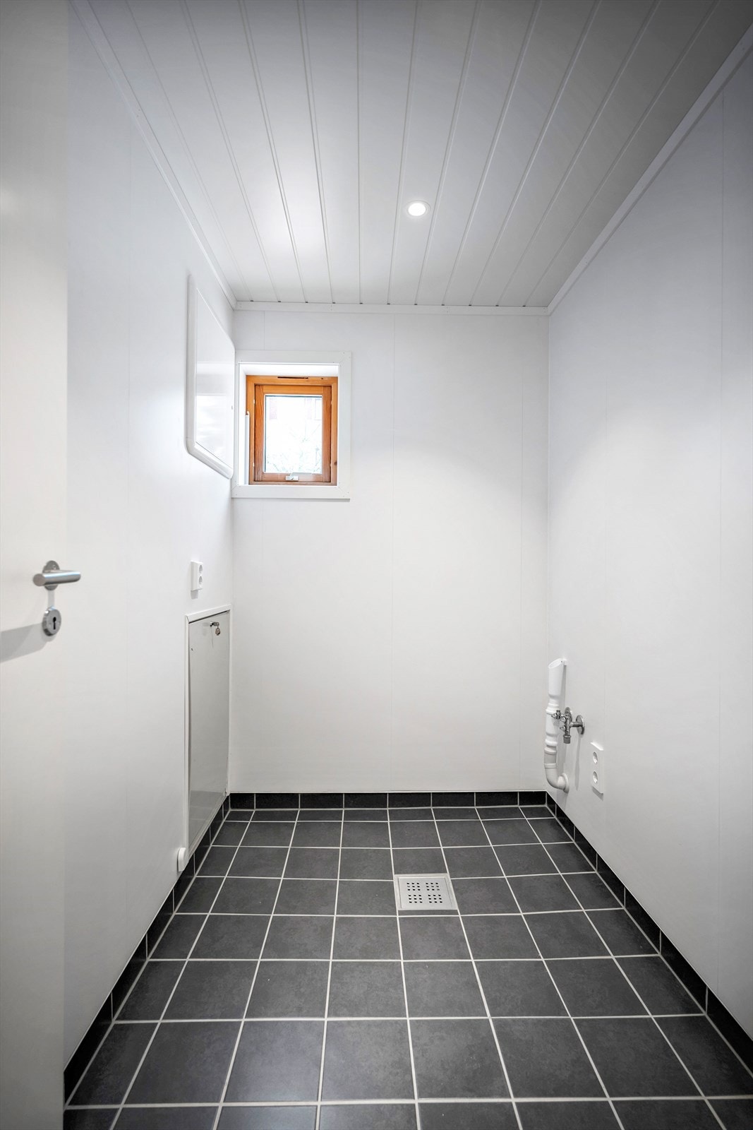 Flislagt gulv, vegger med baderomsplater og MDF takpanel gir en robust og oppgradert vaskeromsløsning fra 2023. Galleribilde