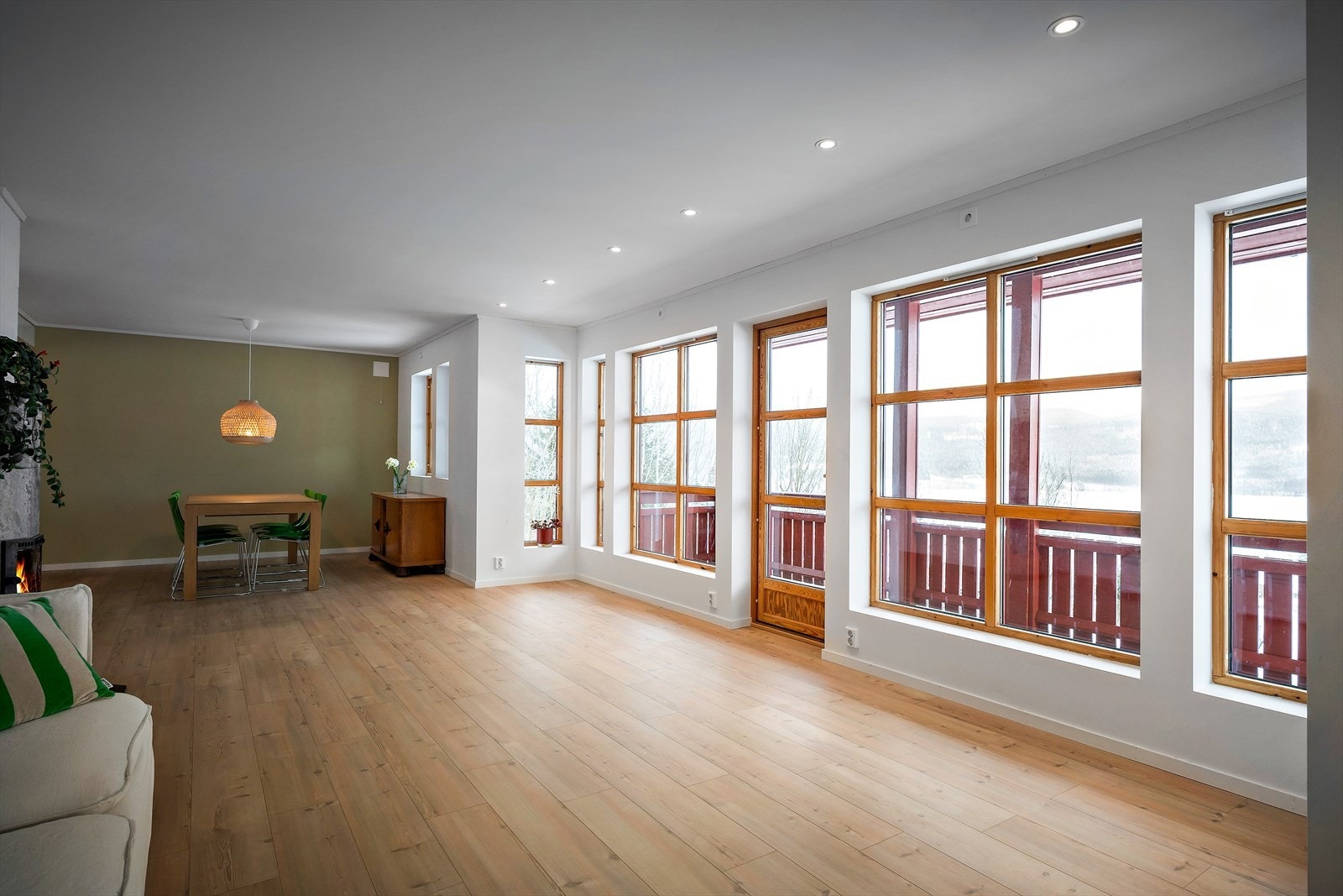 Store vindusflater i stuen gir utsyn mot uteområdet. Galleribilde