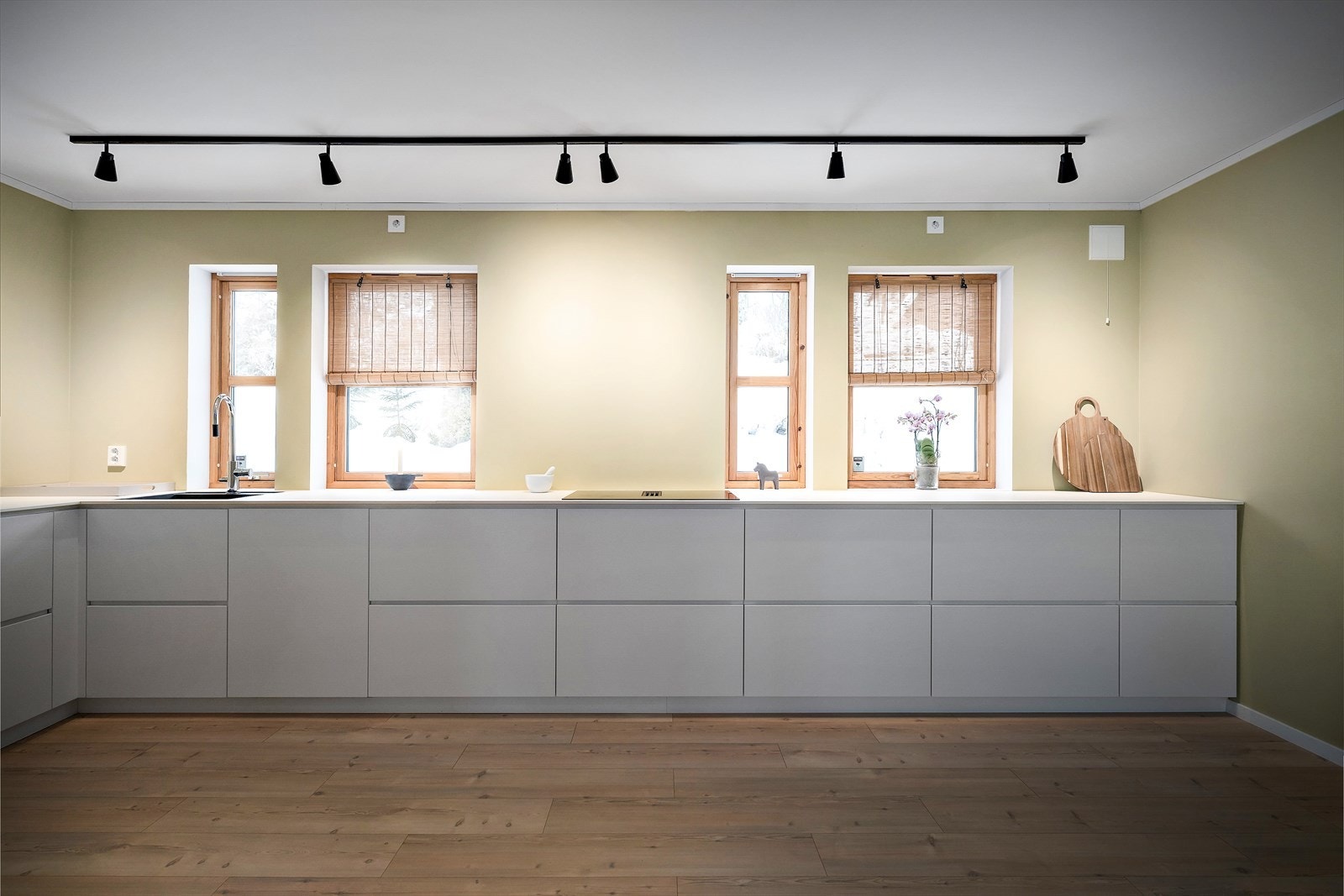 Store vinduer på kjøkkenet gir rikelig med naturlig lysinnslipp. Galleribilde
