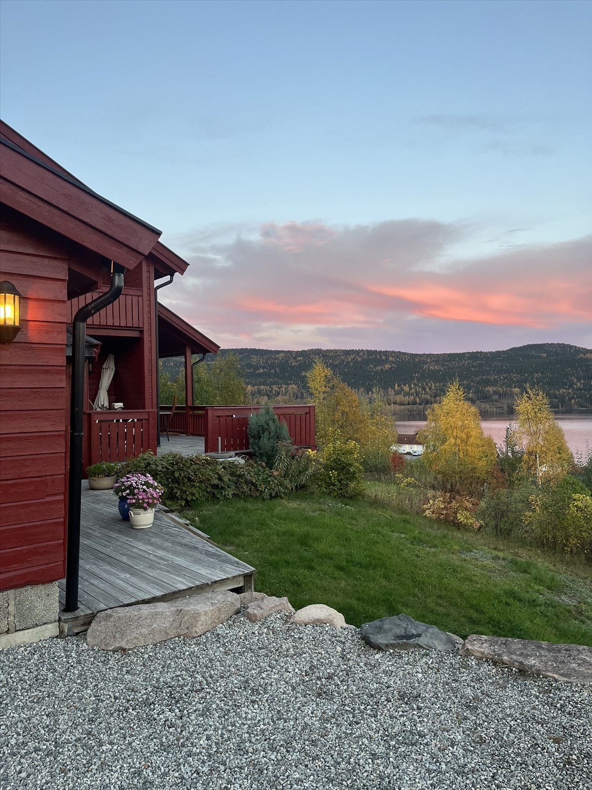 Utsikt mot innsjøen og fjellene gir en naturskjønn ramme rundt eiendommen. Galleribilde
