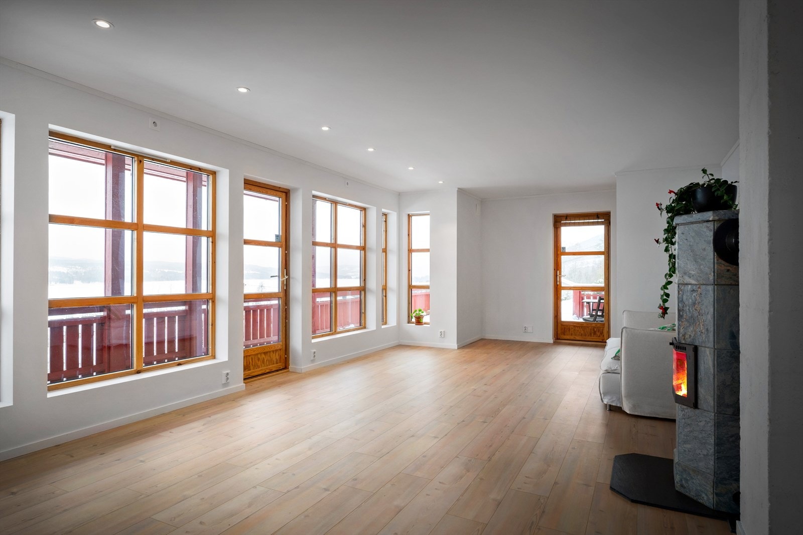 Utgang til terrasse fra stuen. Galleribilde