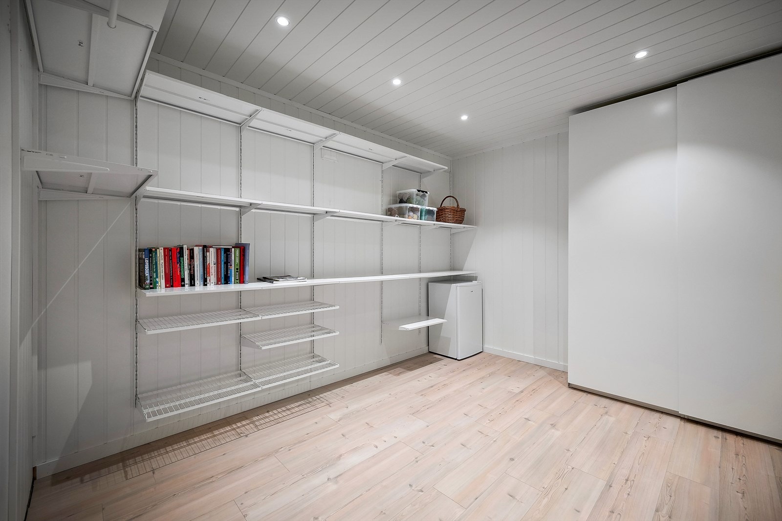 Effektive hyllesystemer gir god oppbevaringsplass i rommet. Lyse laminatgulv og slettmalte vegger gir et moderne preg. Galleribilde