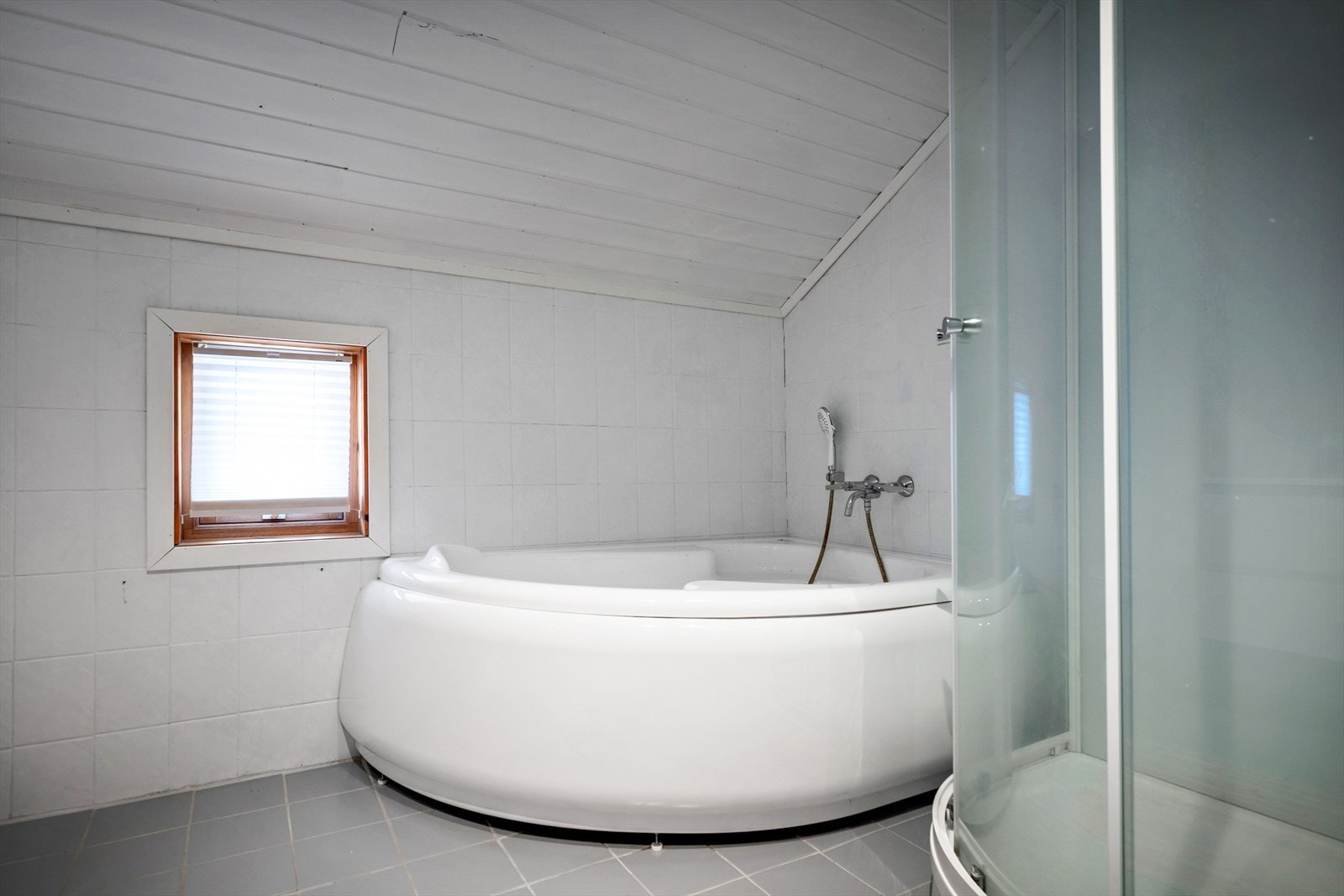 Badekar og dusjkabinett gir fleksible bademuligheter i rommet. Galleribilde