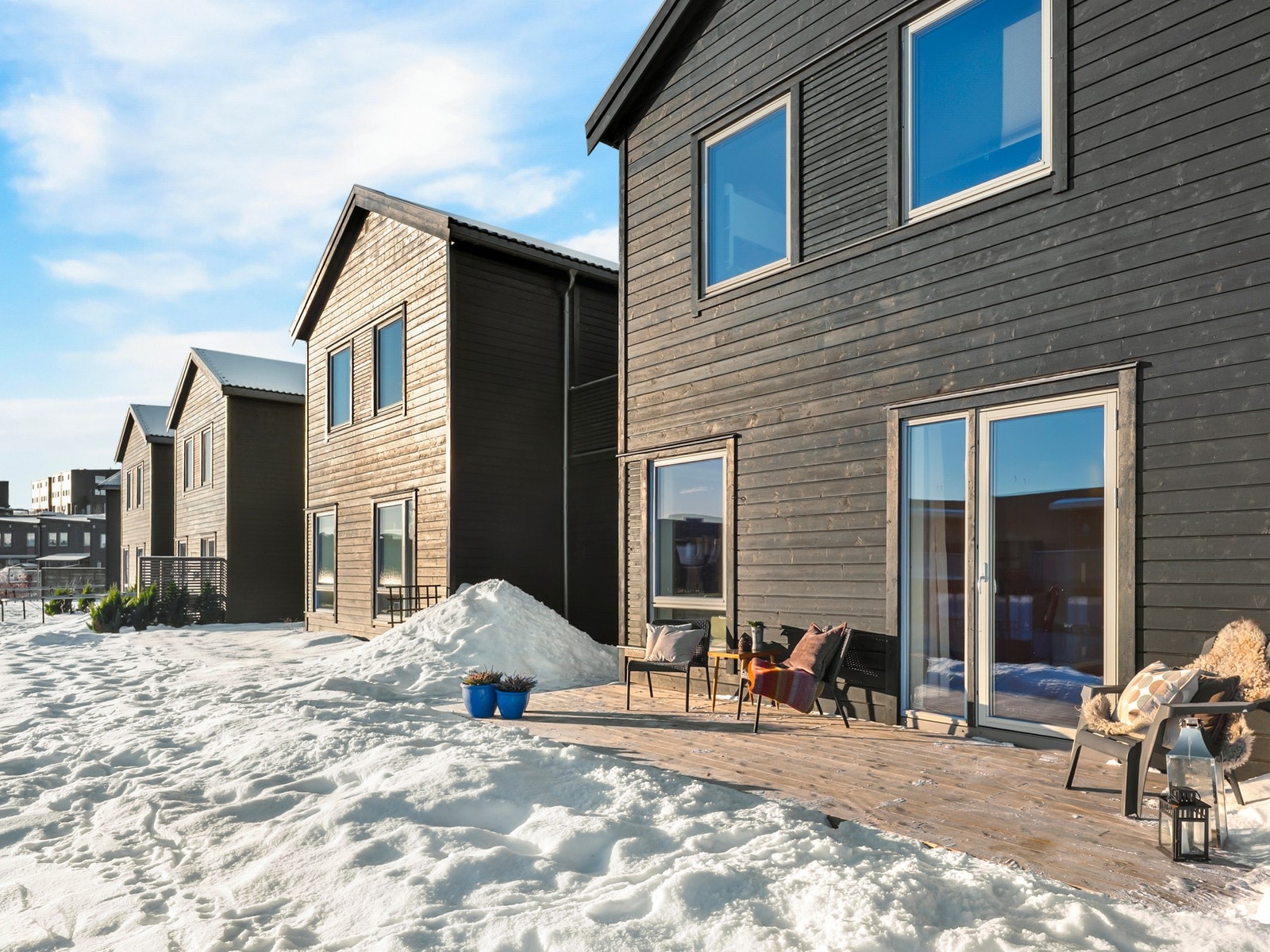 Med en herlig uteplass i 1.etg på totalt 28 kvm har man gode muligheter til å nyte gode solforhold gjennom store deler av dagen. Galleribilde