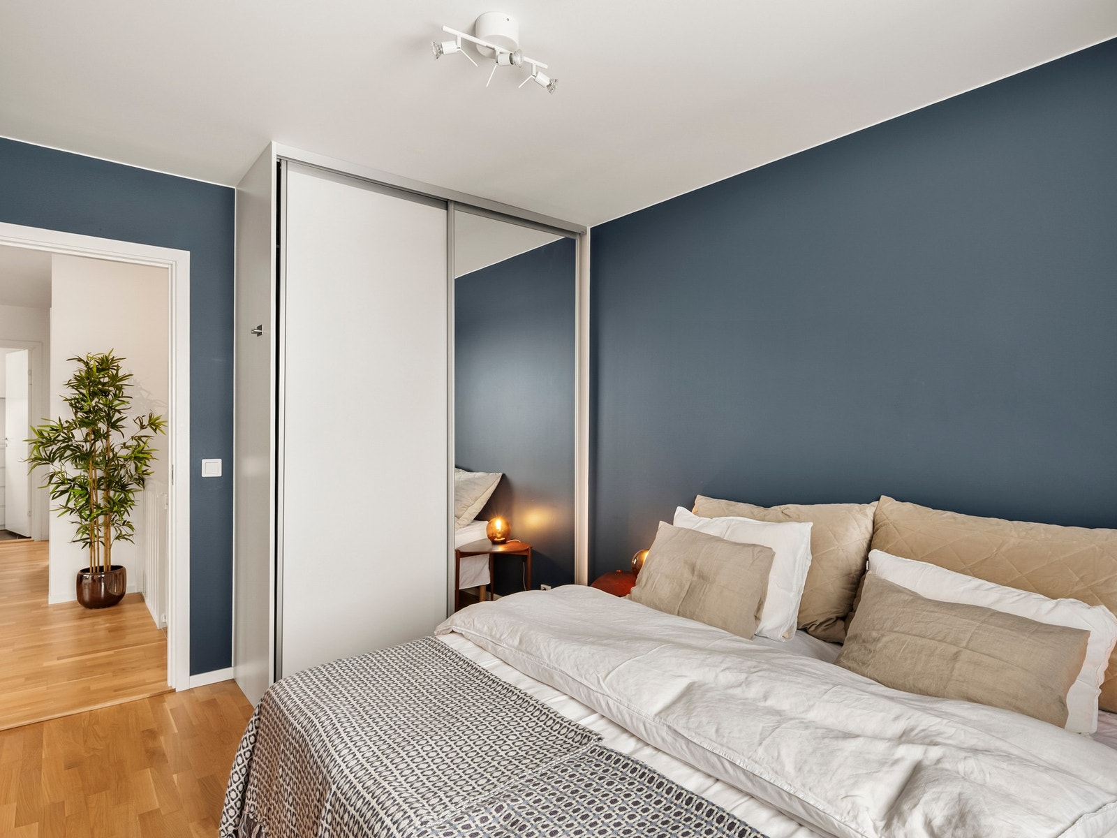 God lagringsplass i stort, medfølgende garderobeskap. Galleribilde