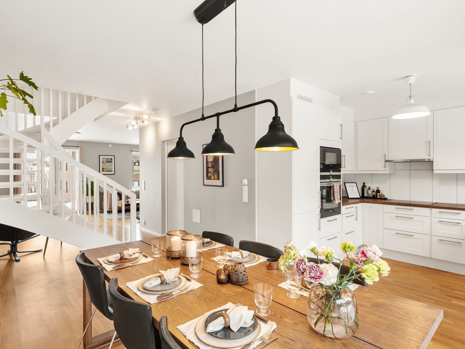 Vi starter i det naturlige oppholdsrommet, nemlig den åpne stue og kjøkkenløsningen. Galleribilde