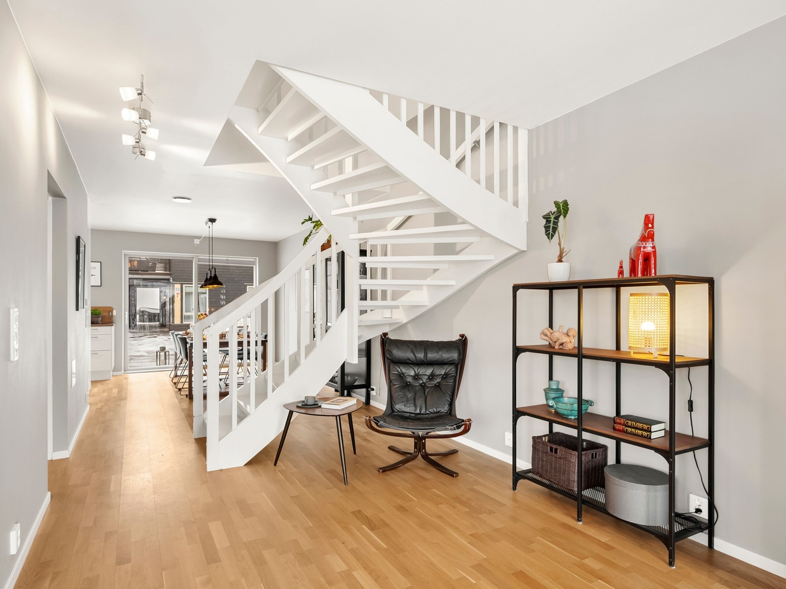 Før vi beveger oss til boligens andre etasje, må vi ta en titt på hva som finner seg på andre siden av trappen. Galleribilde