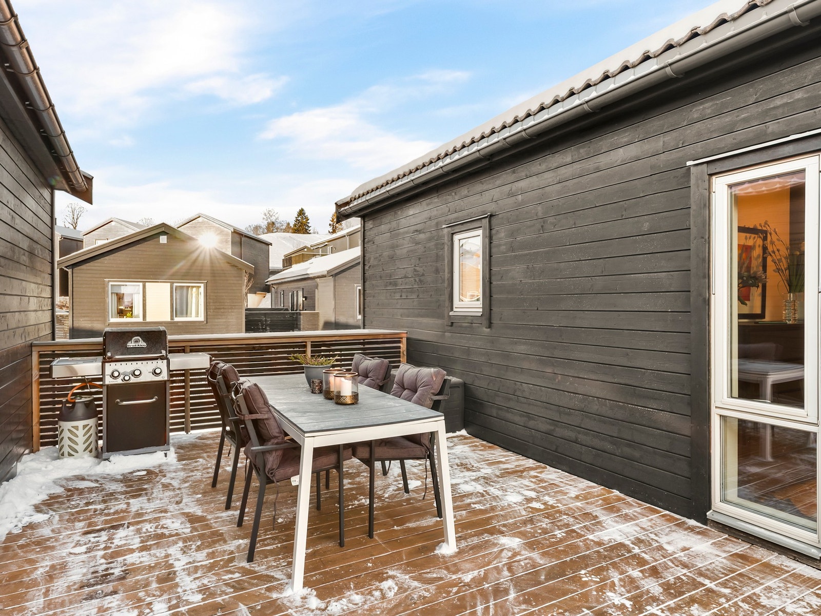 Flotte sommerkvelder kan nytes her med både plass for sosiale sammenkomster og avslappende stunder. Galleribilde