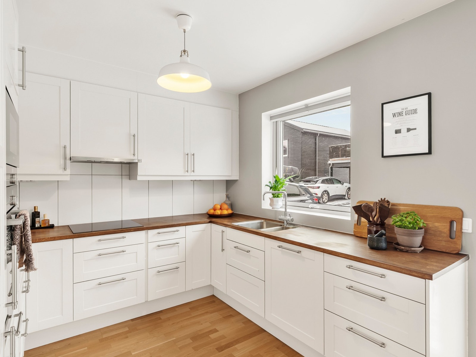 Kjøkkenet har integrerte hvitevarer bestående av stekeovn, kombinert stekeovn/mikrobølgeovn, kjøl- og fryseskap, platetopp og oppvaskmaskin. Galleribilde