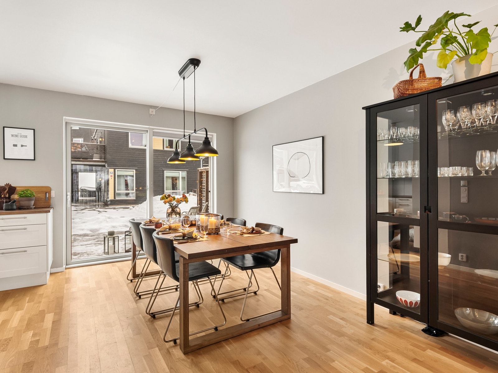 Boligen fremstår energieffektiv med balansert ventilasjon, vannbåren varme i alle gulv 1 etasje og vannbåren varme i radiator i boligens 2 etasje. Galleribilde