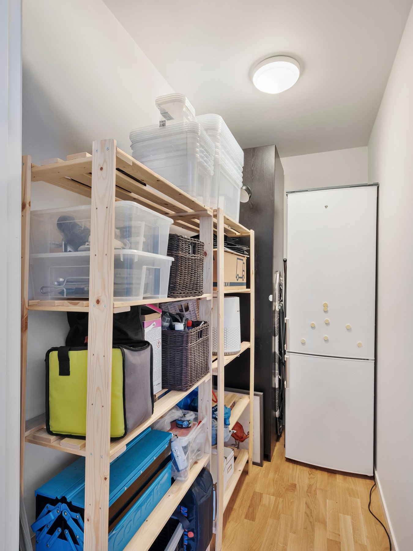 Innvendig og praktisk bod med rikelig lagringsplass for ting man ellers ønsker å rydde unna. Galleribilde