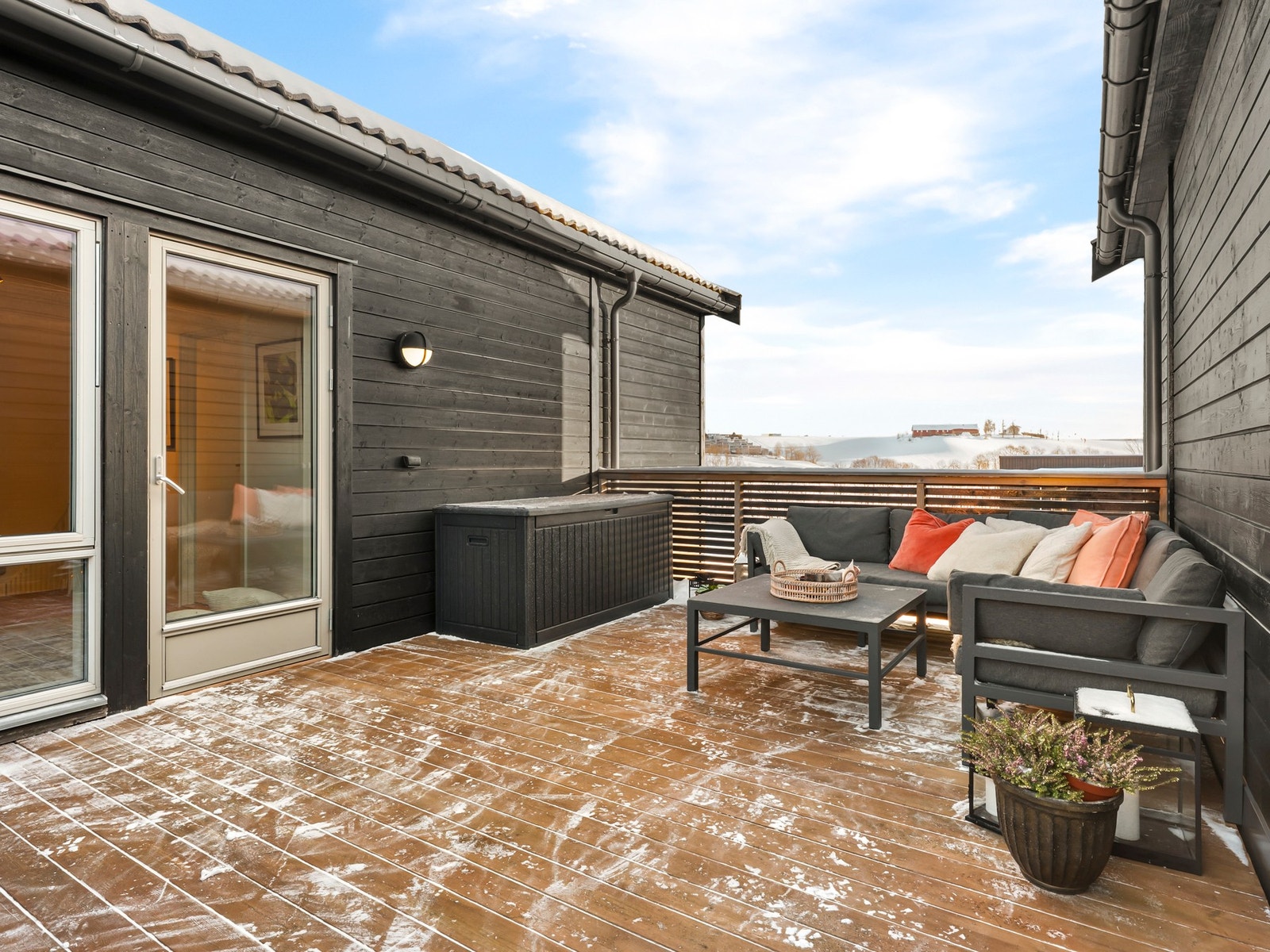 Balkongen har gode innredningsmuligheter med plass til flere sittegrupper, grill og annet ønskelig utemøblement. Galleribilde