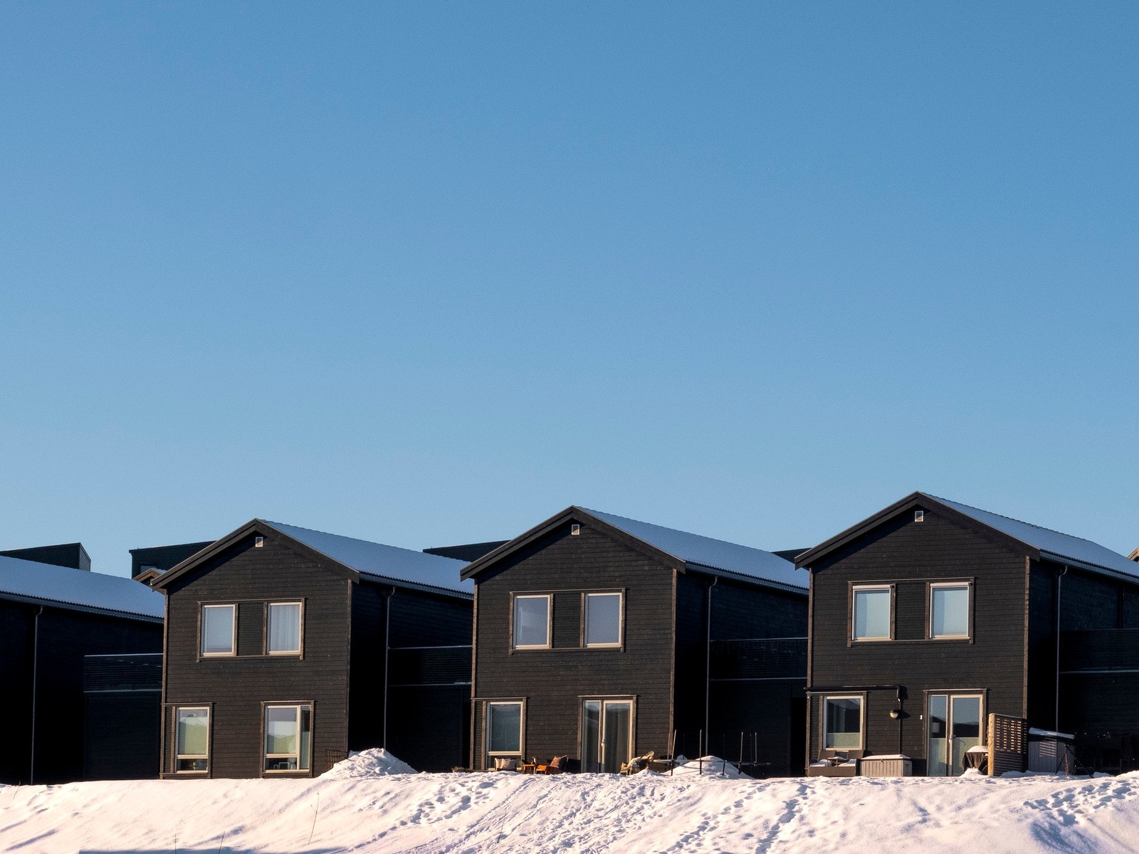 Boligen er en del av et nyere og svært barnevennlig boligfelt med nærhet til barnehage, skoler og flotte lekearealer til de yngste. Galleribilde
