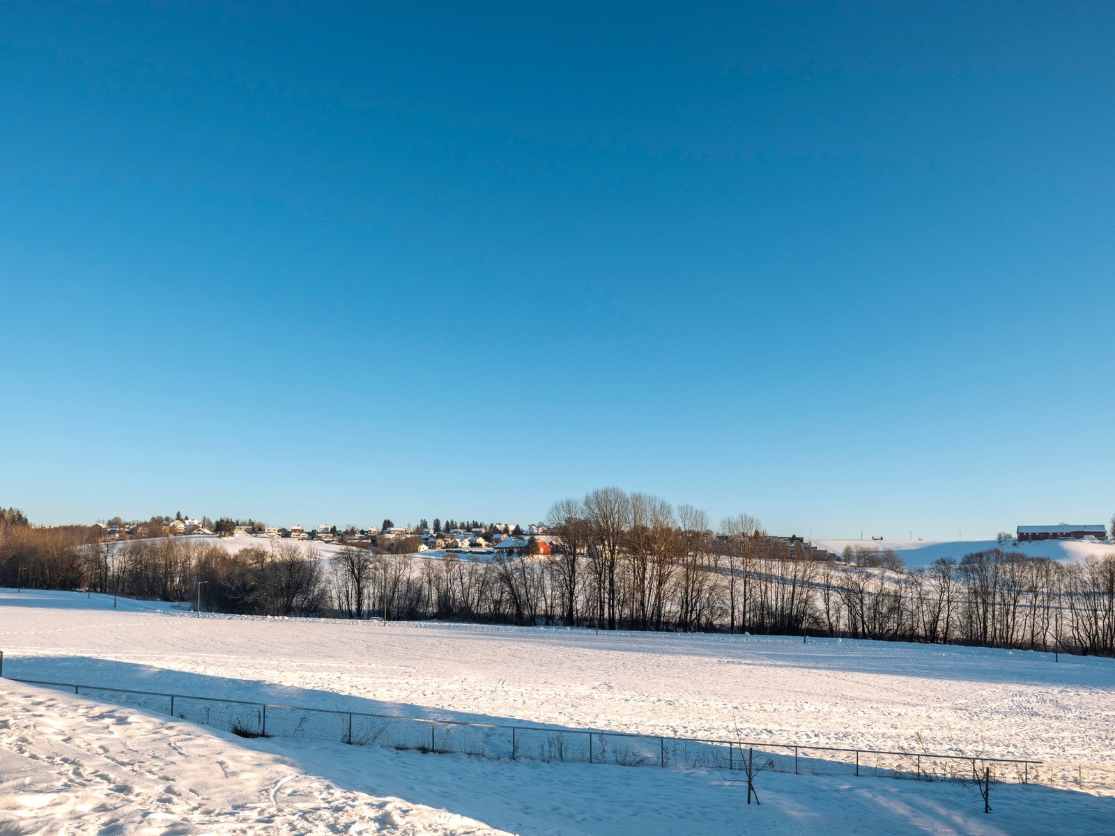 Utsikt mot rolige og naturskjønne omgivelser Galleribilde