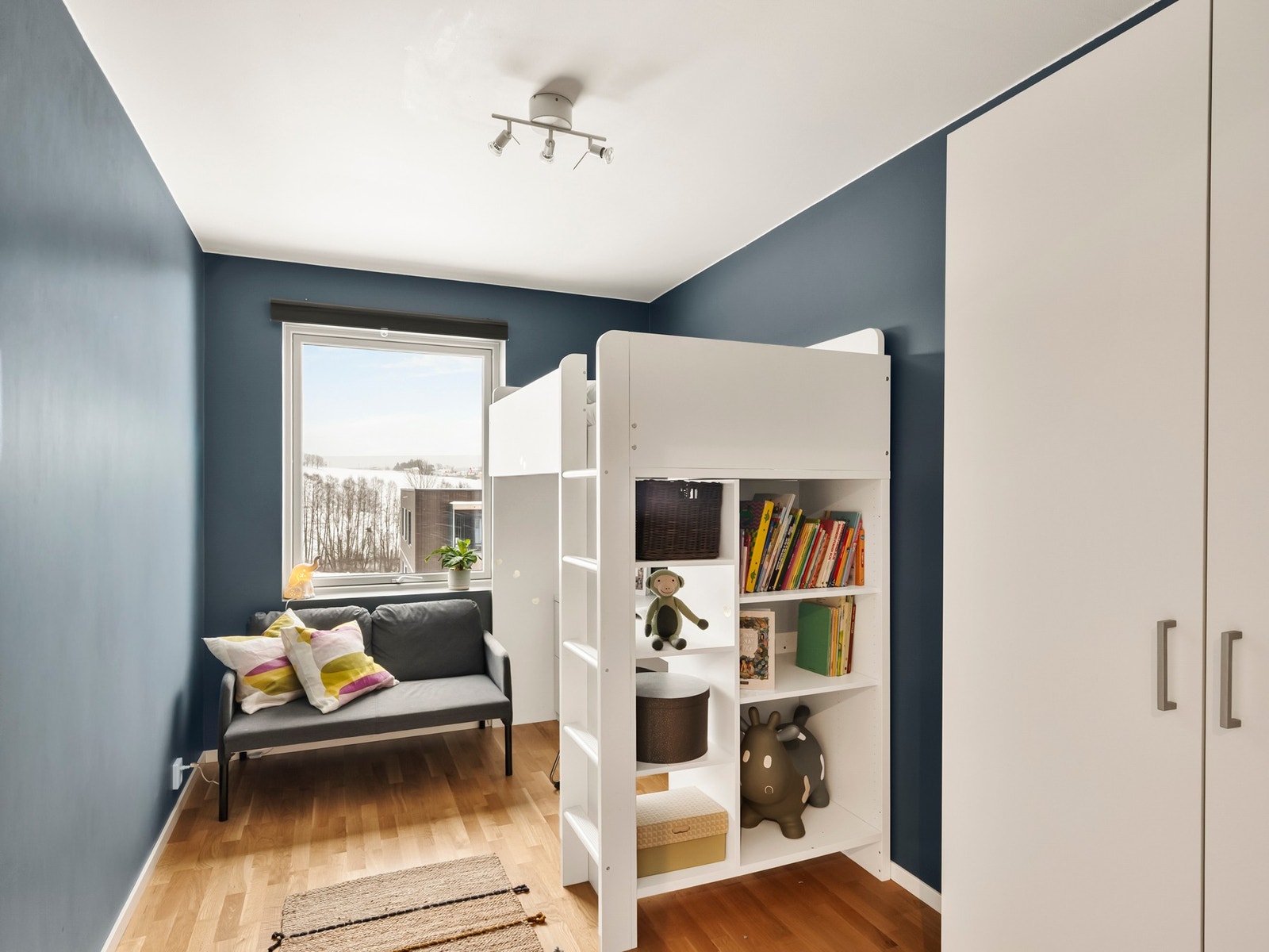 Det andre soverommet blir i dag brukt som barnerom med god plass til seng, garderobe og diverse barneleker. Galleribilde