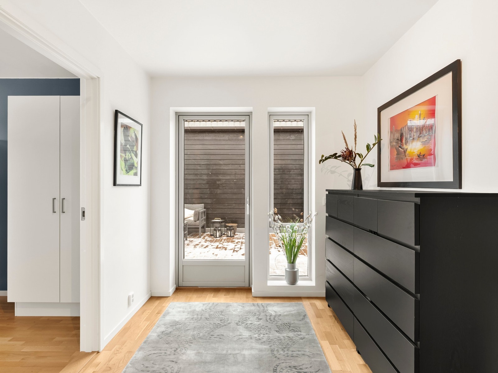 Vi beveger oss opp i boligens 2.etg med en loftstue, 3 soverom, 2.bad, bod, vaskerom og en skjermet uteplass! Galleribilde