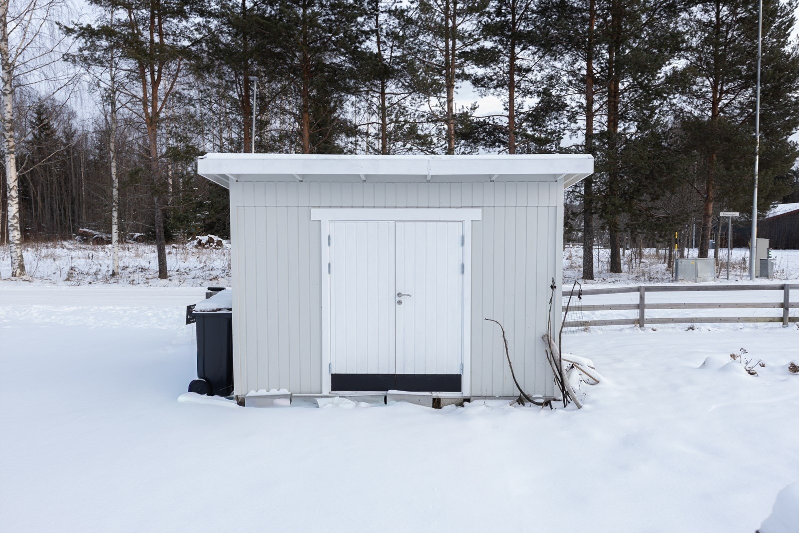 Utvendig bod med god plass til lagring. Galleribilde