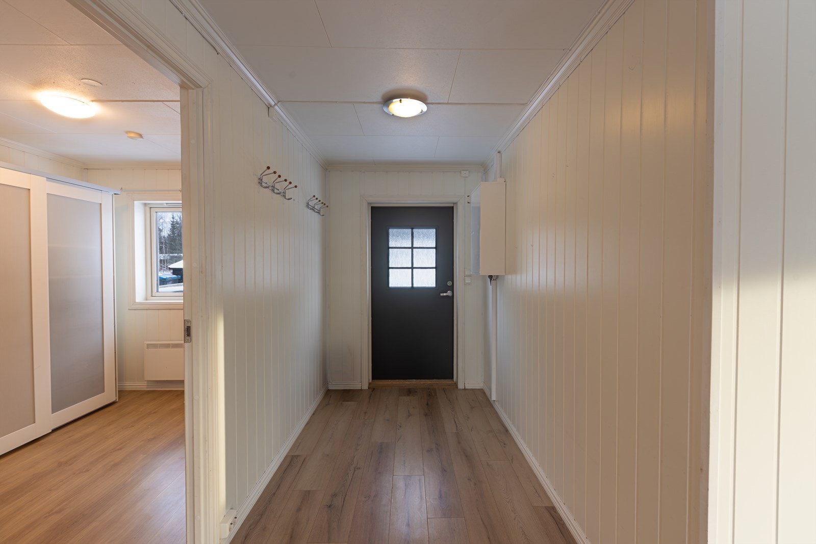 Entré med plass til å henge fra seg yttertøy. Galleribilde