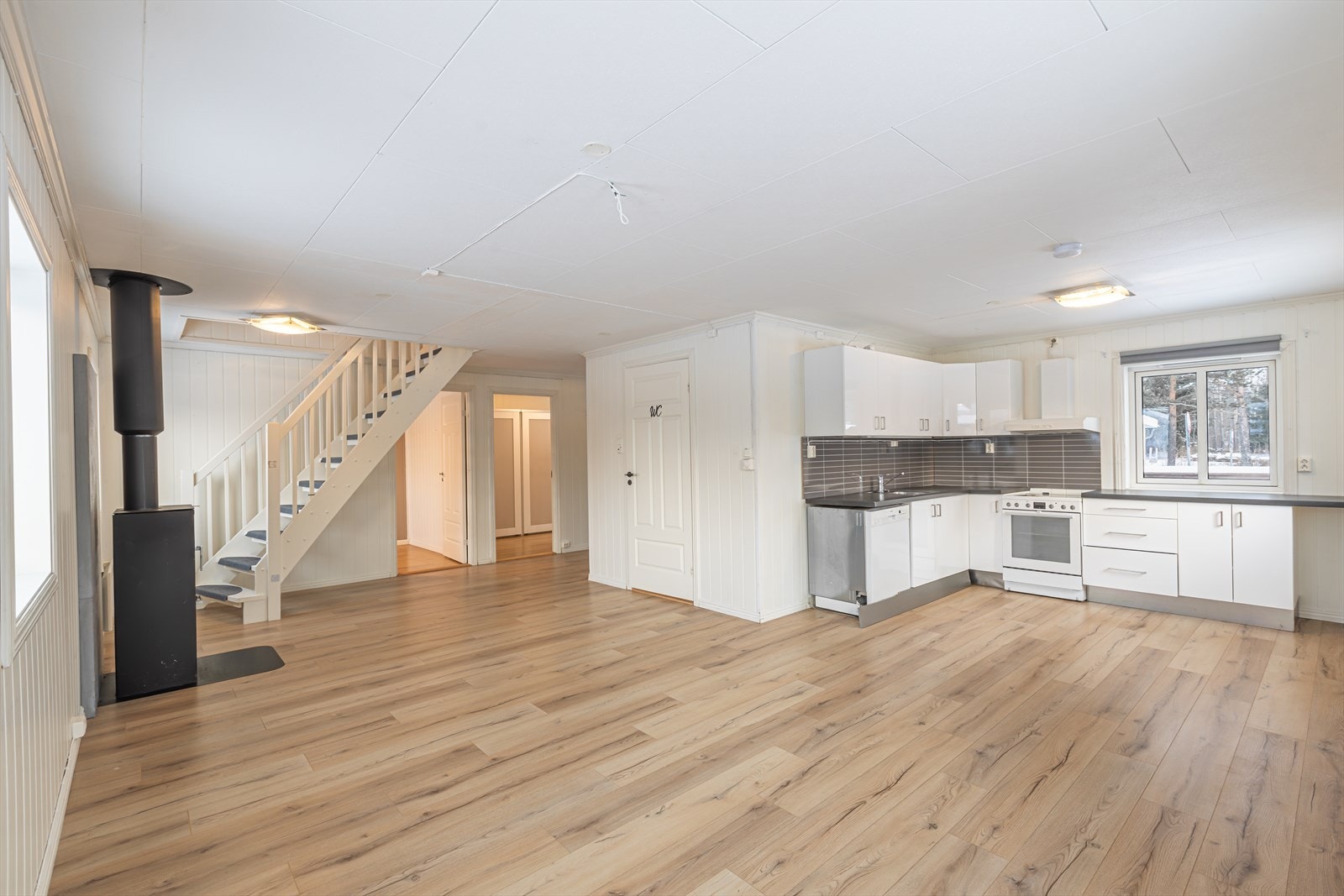 Åpen stue/kjøkken løsning som gir en sosial atmosfære. Galleribilde