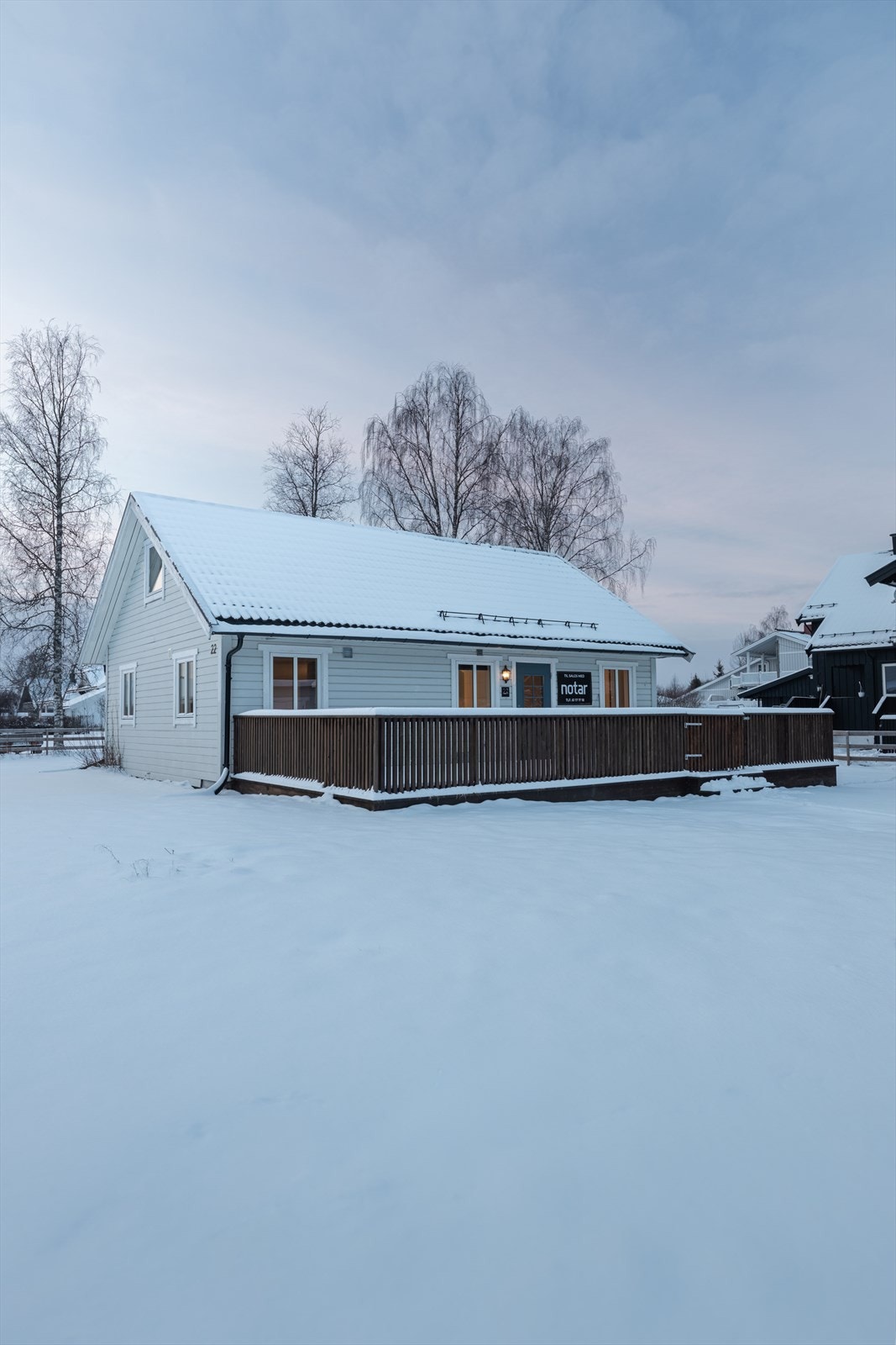 Boligen har stor terrasse hvor man kan nyte fine sommerdager. Galleribilde