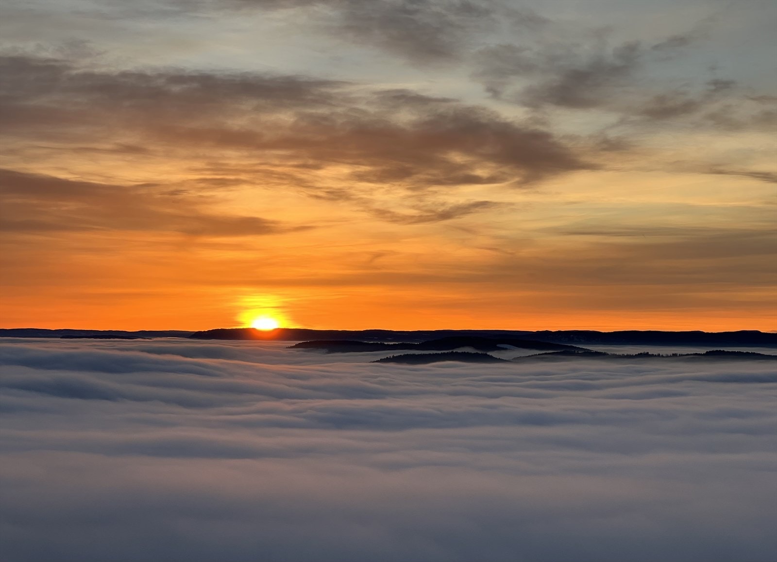 Magiske dager når tåken ligger under deg og byen forsvinner Galleribilde